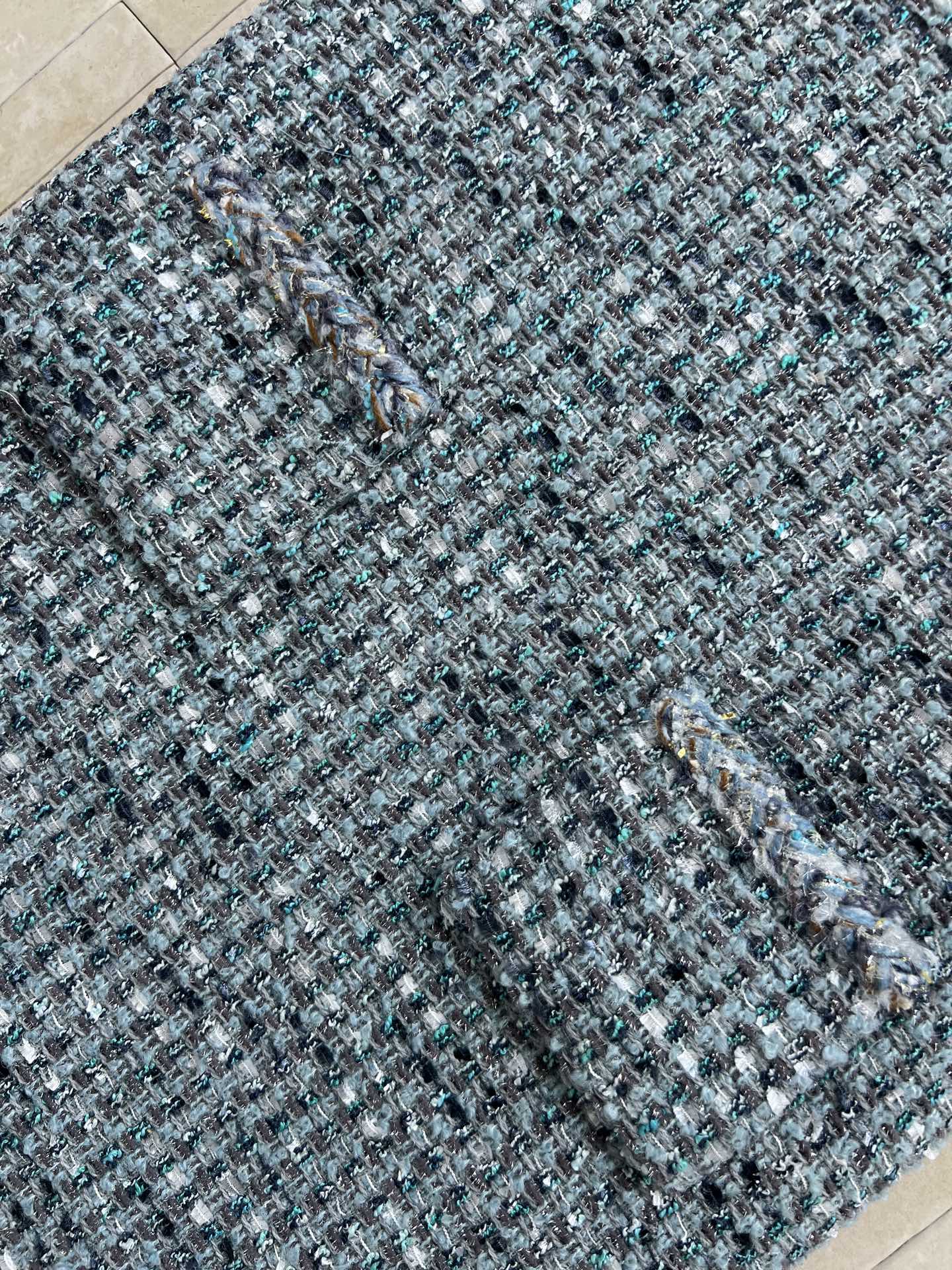 26春夏新款 蓝色粗花呢背心连衣裙 采用多色纱线编织 呈现独特花呢纹理 质感丰富 无袖设计+圆领剪裁 春