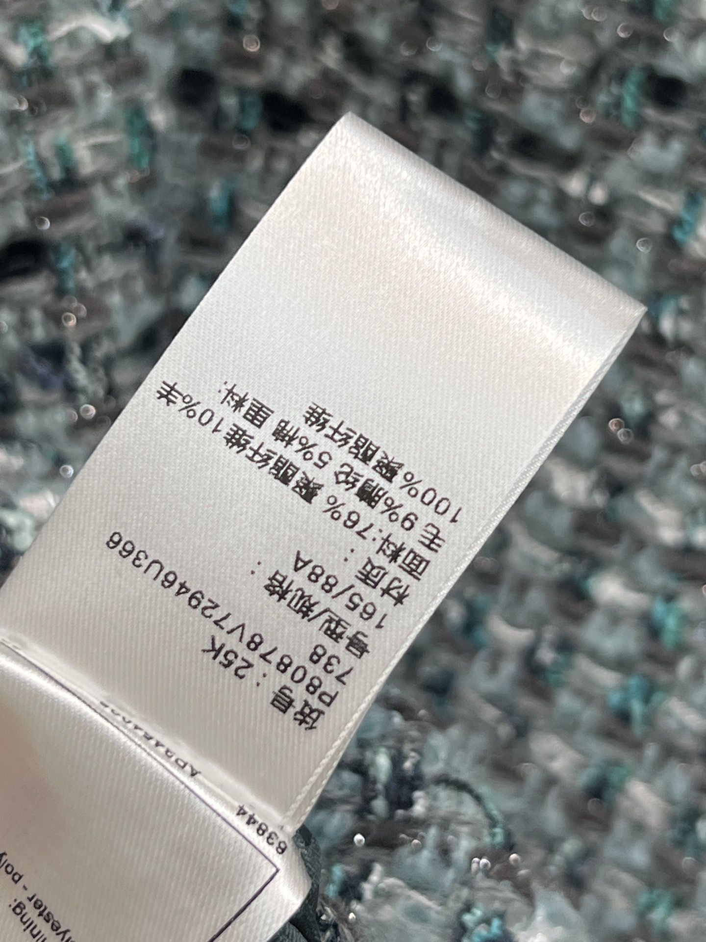 26春夏新款 蓝色粗花呢背心连衣裙 采用多色纱线编织 呈现独特花呢纹理 质感丰富 无袖设计+圆领剪裁 春