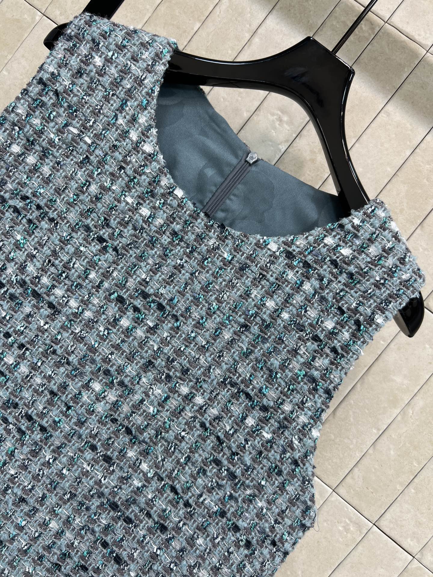 26春夏新款 蓝色粗花呢背心连衣裙 采用多色纱线编织 呈现独特花呢纹理 质感丰富 无袖设计+圆领剪裁 春