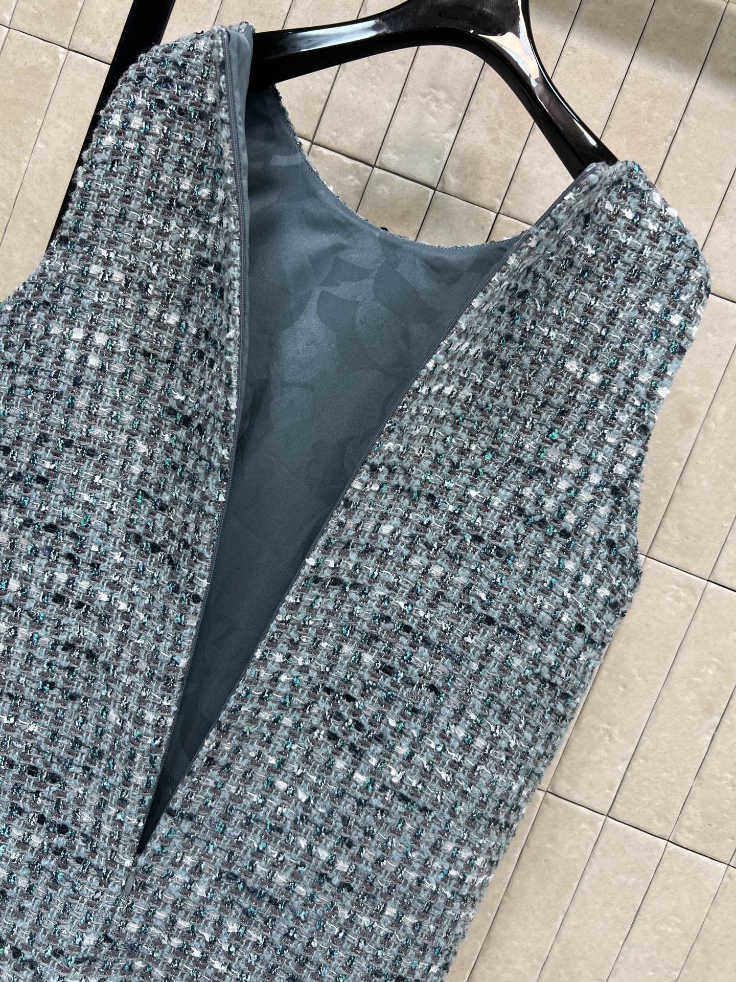 26春夏新款 蓝色粗花呢背心连衣裙 采用多色纱线编织 呈现独特花呢纹理 质感丰富 无袖设计+圆领剪裁 春