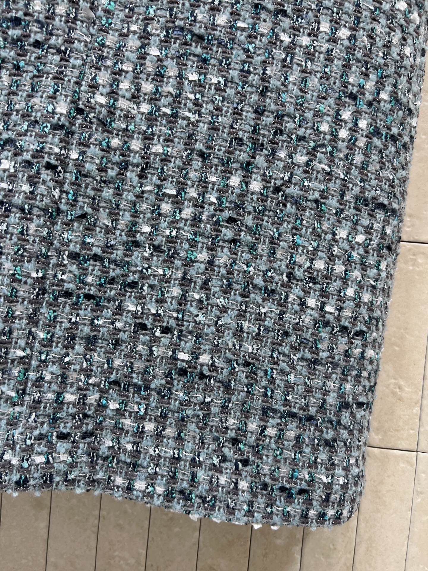 26春夏新款 蓝色粗花呢背心连衣裙 采用多色纱线编织 呈现独特花呢纹理 质感丰富 无袖设计+圆领剪裁 春