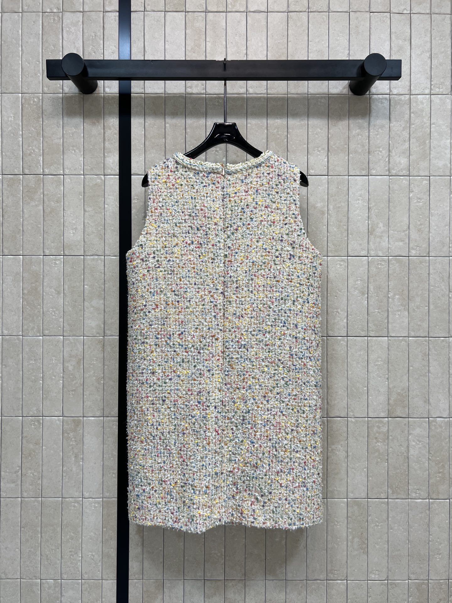 26春夏新款 彩色粗花呢背心连衣裙 采用多色纱线编织 呈现独特花呢纹理 质感丰富 无袖设计+圆领剪裁 春