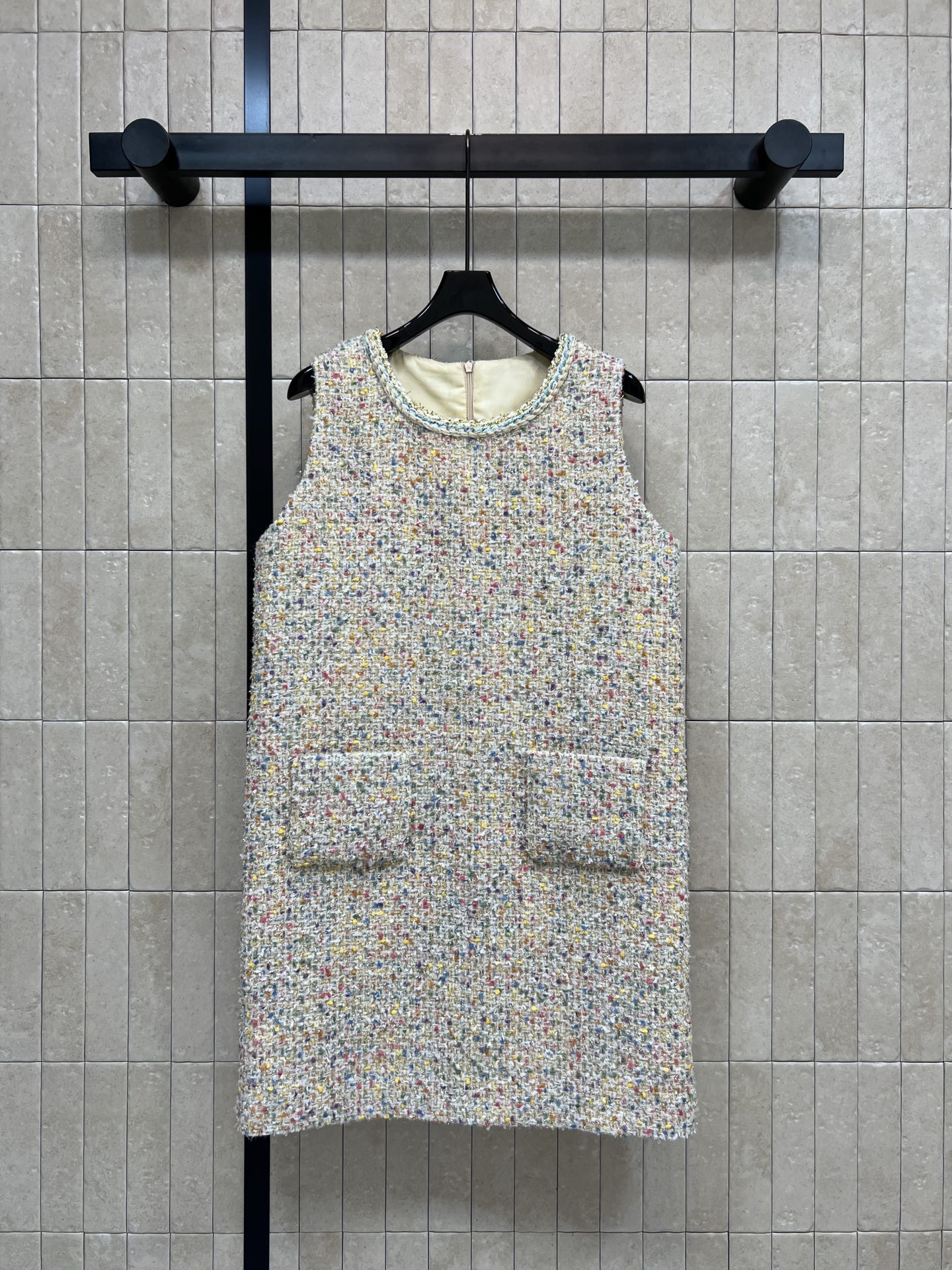 NO:739225,26 spring and summer new color tweed vest dress, woven with multi-color yarn, showing unique tweed texture, rich texture, sleeveless design + round neck cut, super refreshing for spring and summer!  There are two symmetrical patch pockets on the front. It is practical and beautiful. The tweed material is warm and crisp. The skirt has neat lines. It can be easily used for commuting, parties and daily life. Pair it with simple accessories or a small fragrant jacket. It is easy to achieve elegance ~ one color and three sizes. Size/S-M-L,,skirts,jackets & coats,1986090926春夏新款 彩色粗花呢背心连衣裙 采用多色纱线编织 呈现独特花呢纹理 质感丰富 无袖设计+圆领剪裁 春夏穿超清爽！正面有两个对称贴袋 实用又好看 粗花呢材质保暖又挺括 裙身线条利落 通勤、聚会、日常都能轻松驾驭 搭配简约配饰或小香风外套 优雅气质轻松拿捏~一色三码 Size/S-M-L,,skirts,jackets & coats,,Women's clothing