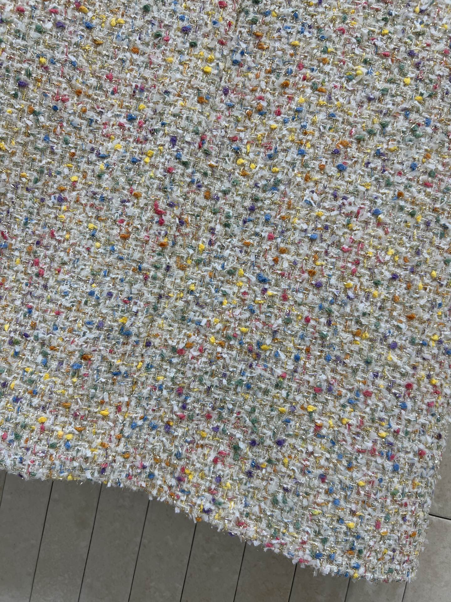 26春夏新款 彩色粗花呢背心连衣裙 采用多色纱线编织 呈现独特花呢纹理 质感丰富 无袖设计+圆领剪裁 春