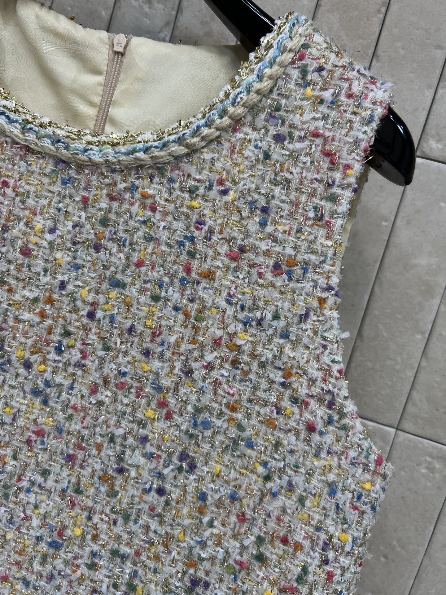 26春夏新款 彩色粗花呢背心连衣裙 采用多色纱线编织 呈现独特花呢纹理 质感丰富 无袖设计+圆领剪裁 春