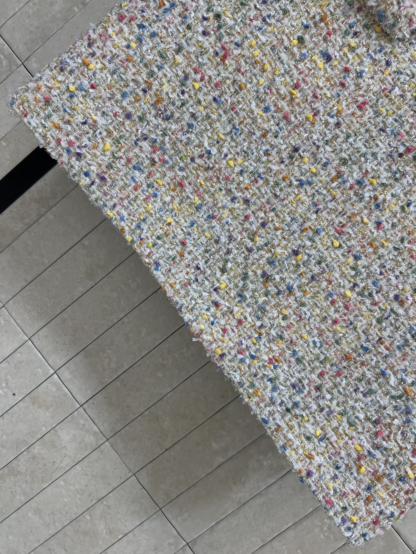 26春夏新款 彩色粗花呢背心连衣裙 采用多色纱线编织 呈现独特花呢纹理 质感丰富 无袖设计+圆领剪裁 春