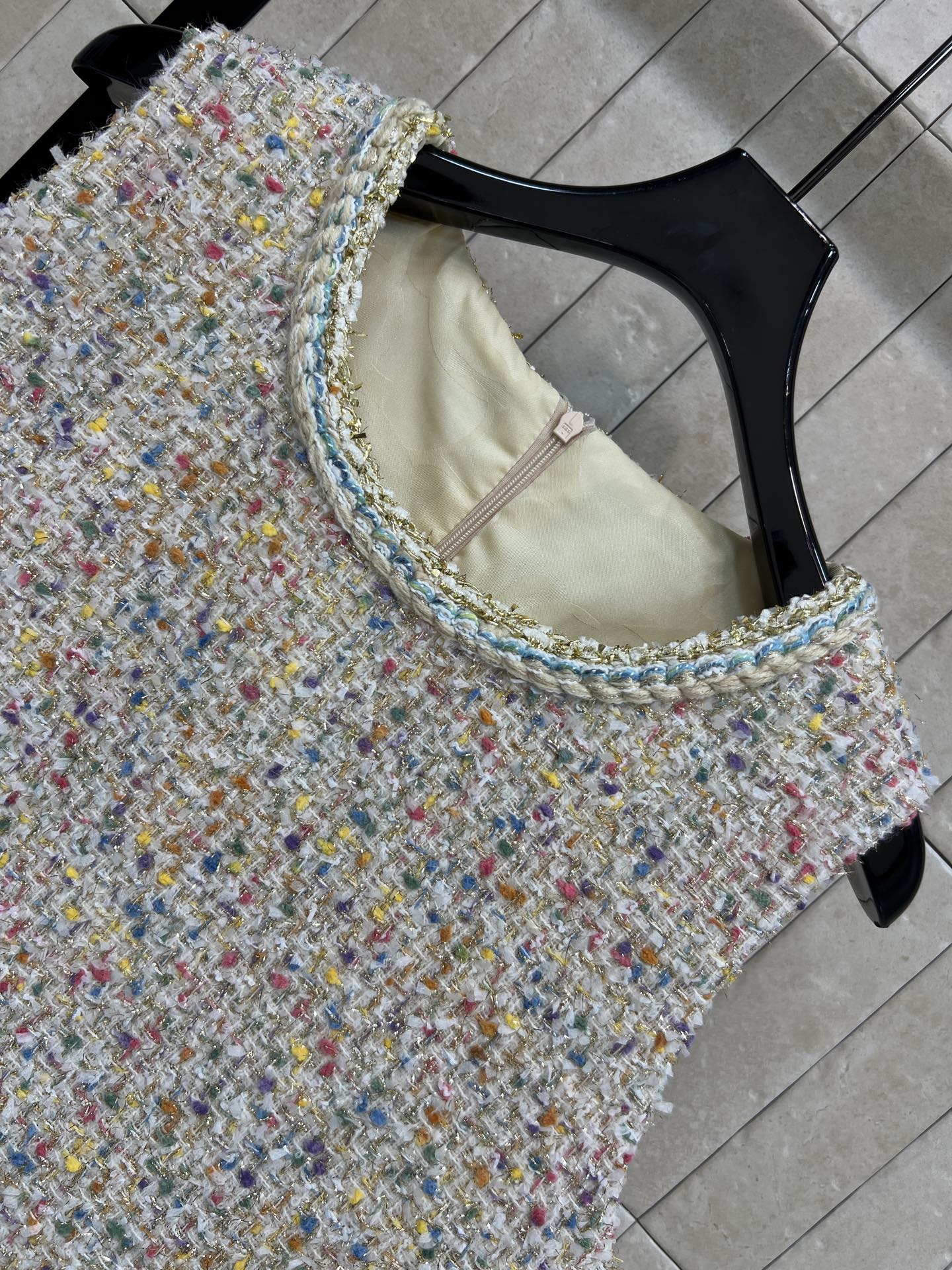 26春夏新款 彩色粗花呢背心连衣裙 采用多色纱线编织 呈现独特花呢纹理 质感丰富 无袖设计+圆领剪裁 春