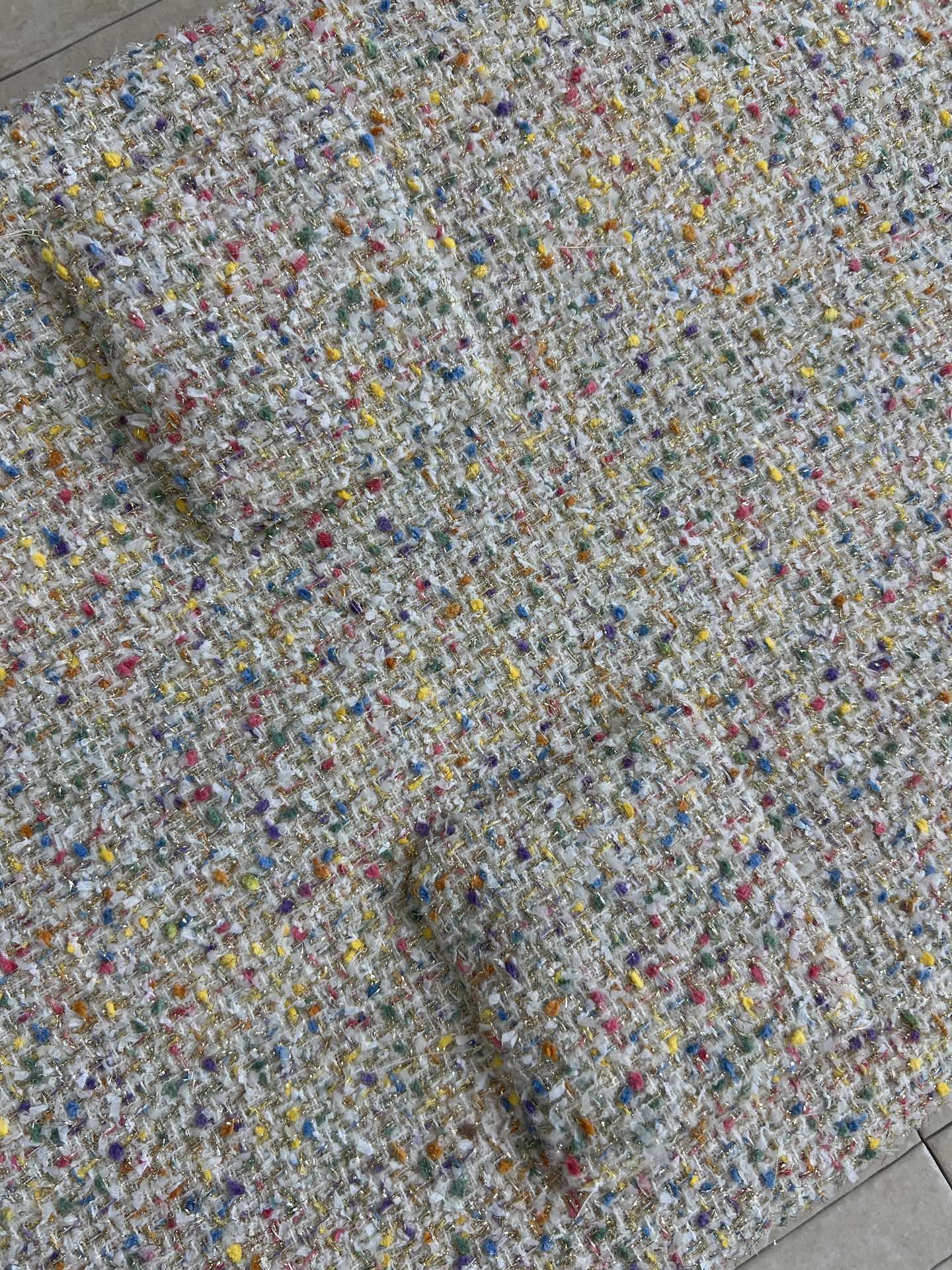 26春夏新款 彩色粗花呢背心连衣裙 采用多色纱线编织 呈现独特花呢纹理 质感丰富 无袖设计+圆领剪裁 春