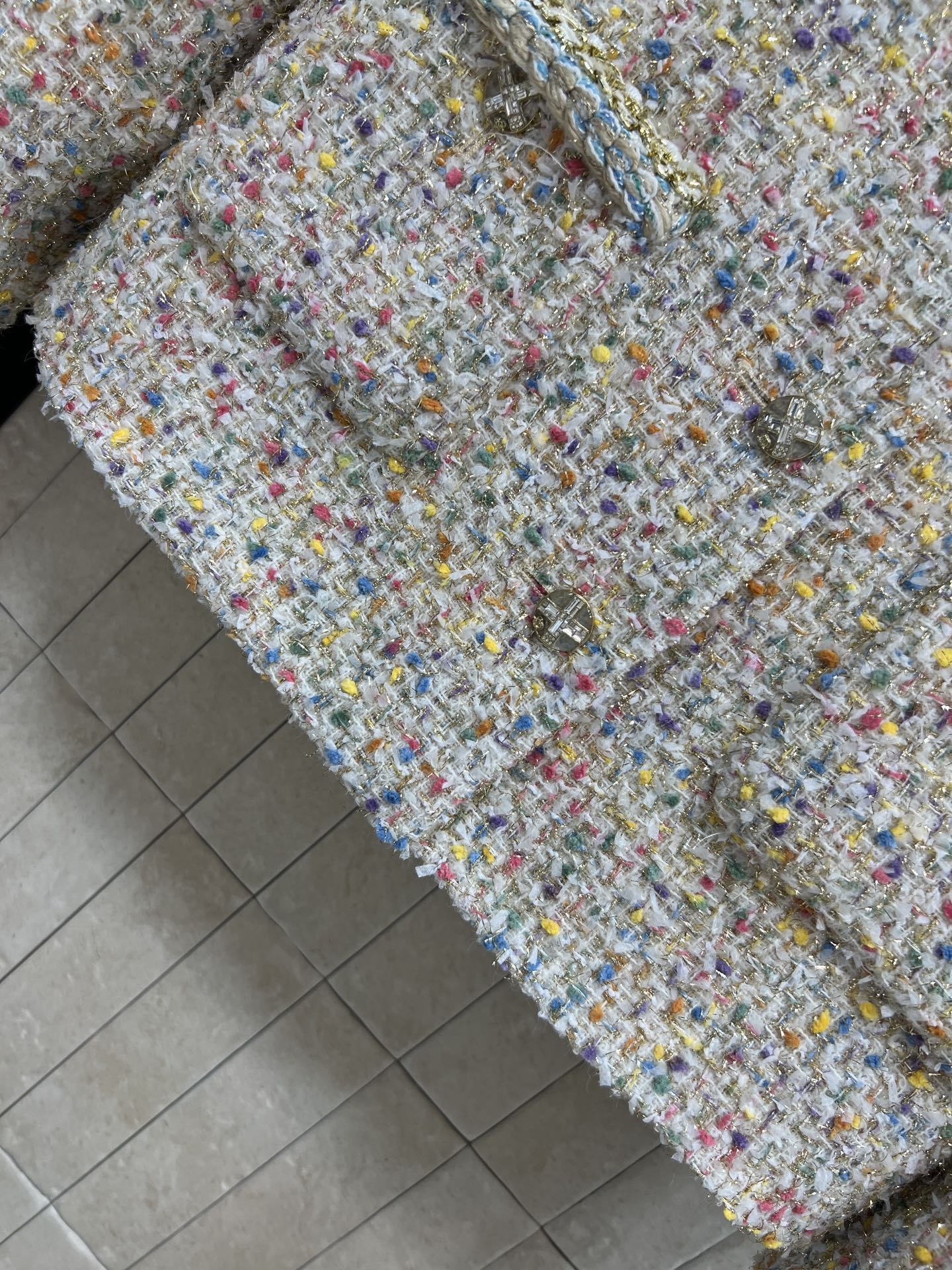 26春夏新款 彩色粗花呢外套 采用多色混纺花呢 质地厚实有层次感 短款设计小口袋+水晶纽扣装饰 实用又优