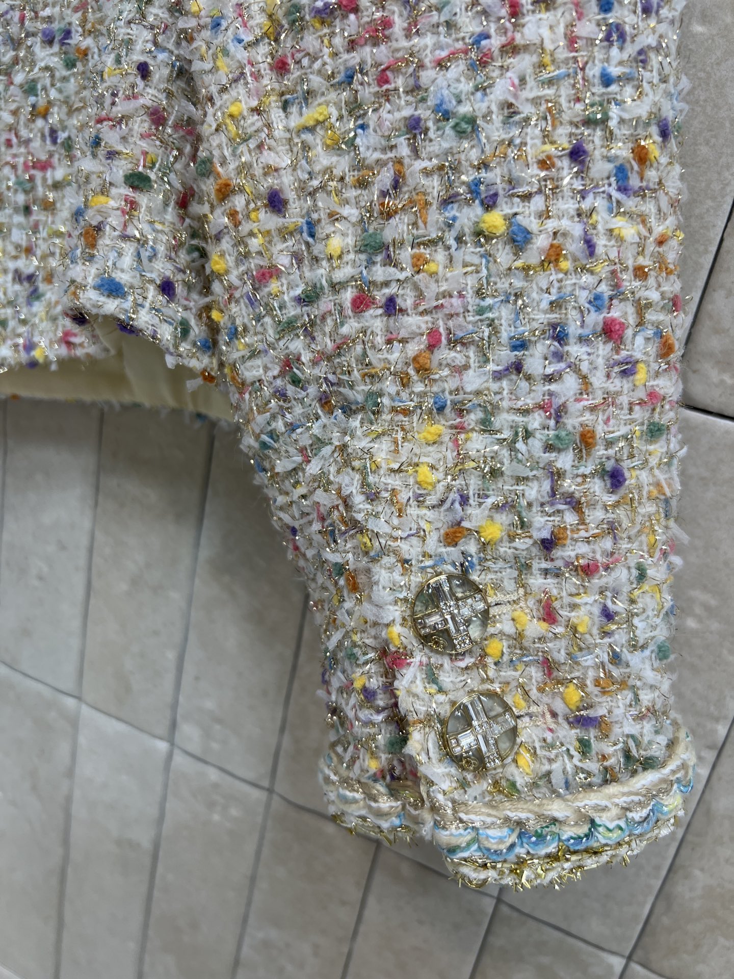 26春夏新款 彩色粗花呢外套 采用多色混纺花呢 质地厚实有层次感 短款设计小口袋+水晶纽扣装饰 实用又优