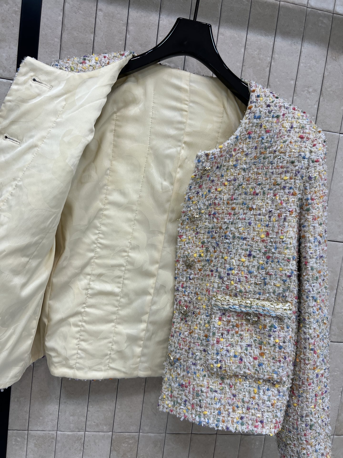 26春夏新款 彩色粗花呢外套 采用多色混纺花呢 质地厚实有层次感 短款设计小口袋+水晶纽扣装饰 实用又优