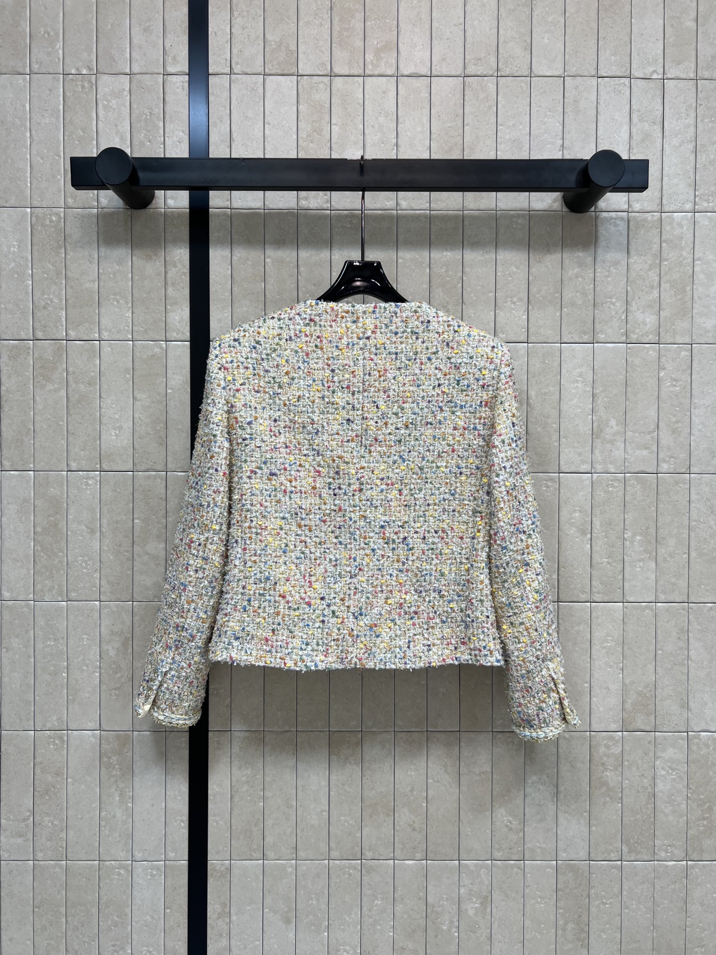 26春夏新款 彩色粗花呢外套 采用多色混纺花呢 质地厚实有层次感 短款设计小口袋+水晶纽扣装饰 实用又优