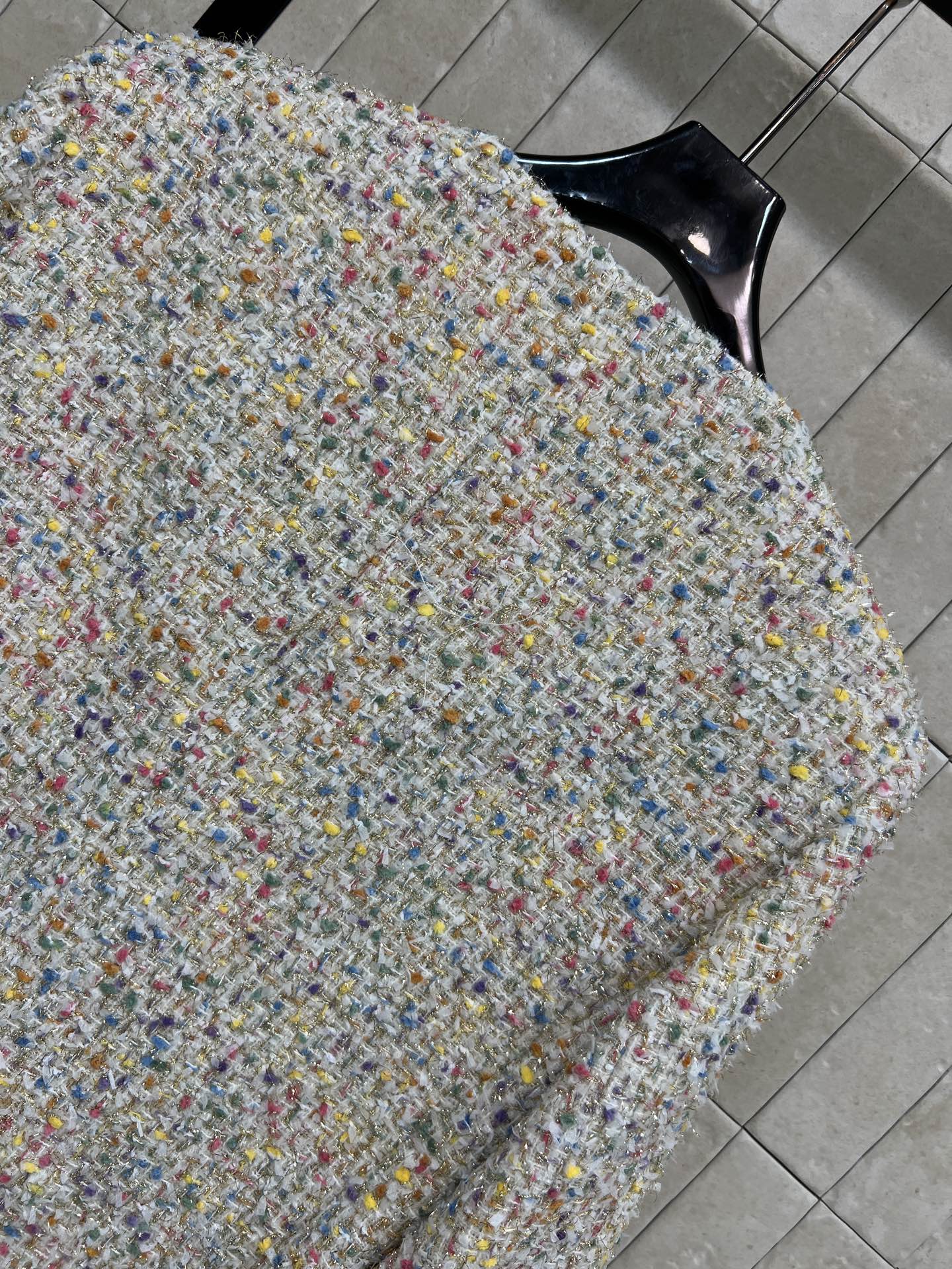 26春夏新款 彩色粗花呢外套 采用多色混纺花呢 质地厚实有层次感 短款设计小口袋+水晶纽扣装饰 实用又优