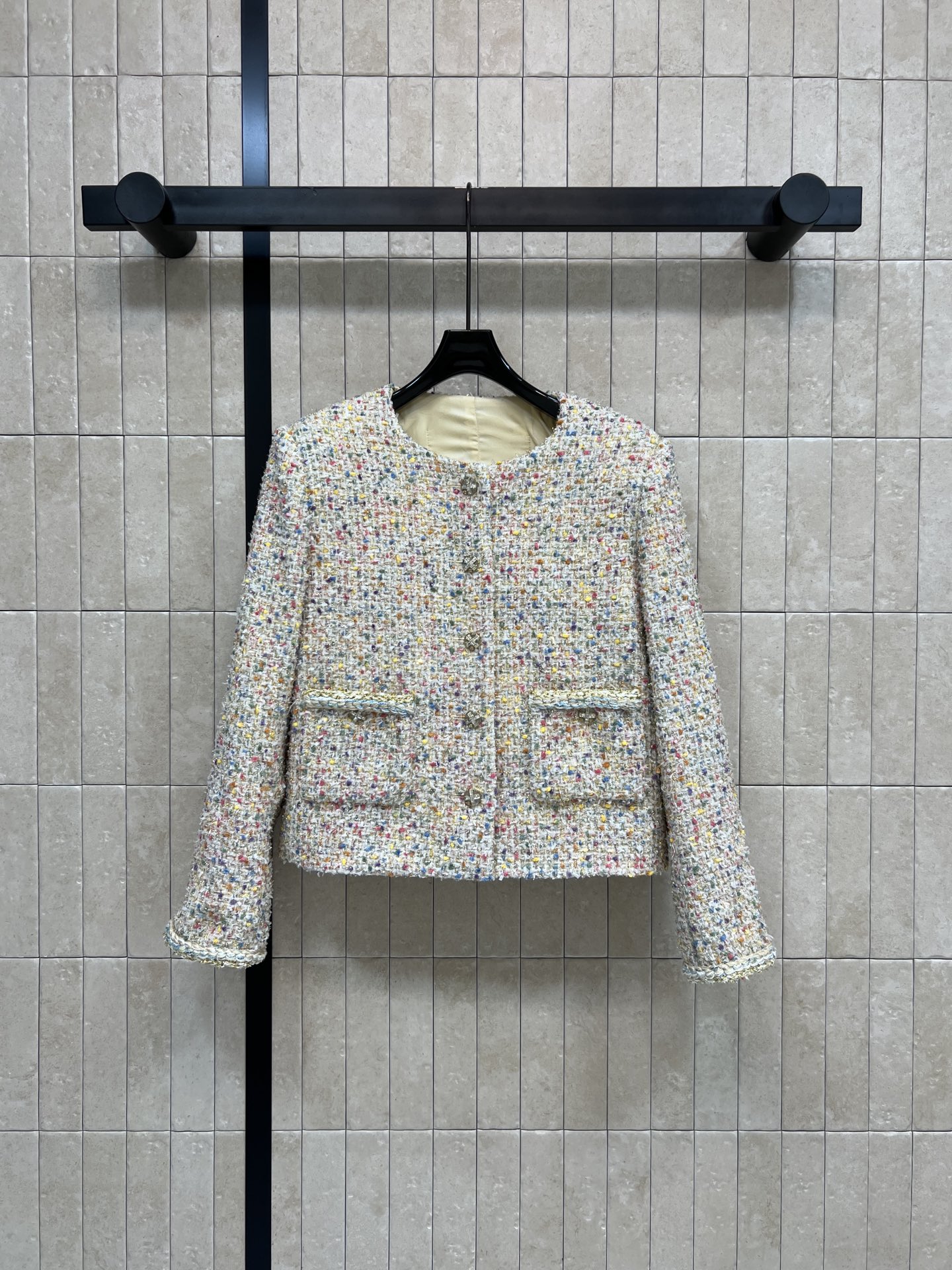 NO:739228,26 spring and summer new style colorful tweed jacket. Made of multi-color blended tweed. The texture is thick and layered. Short design with small pockets + crystal button decoration. Practical and elegant. Round neck single breasted. Simple and elegant. Perfect to wear in spring and autumn. Pair with jeans or skirts. Easily create a sophisticated casual style. Can be easily managed for commuting, dating, and daily outings. The upper body is well-dressed like a lady fairy. Three sizes in one color. Size/S-M-L,,skirts,jeans,jackets  & coats,1986090926春夏新款 彩色粗花呢外套 采用多色混纺花呢 质地厚实有层次感 短款设计小口袋+水晶纽扣装饰 实用又优雅 圆领单排扣 简约大方 春秋季节穿超合适 搭配牛仔裤或裙装 轻松打造精致休闲风 通勤、约会、日常出街都能轻松驾驭 上身妥妥的名媛小仙女 一色三码 Size/S-M-L,,skirts,jeans,jackets & coats,,Women's clothing