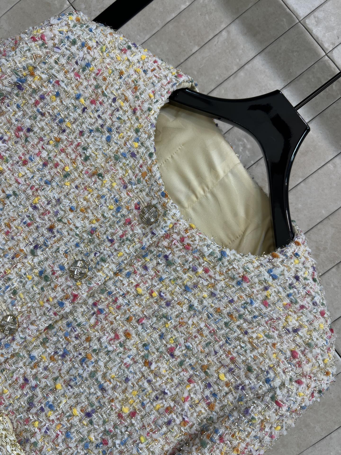 26春夏新款 彩色粗花呢外套 采用多色混纺花呢 质地厚实有层次感 短款设计小口袋+水晶纽扣装饰 实用又优