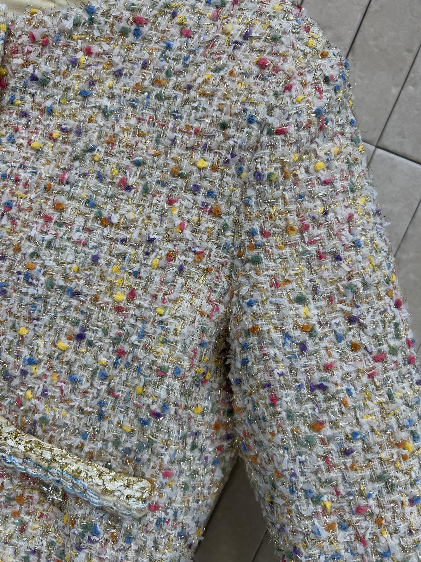 26春夏新款 彩色粗花呢外套 采用多色混纺花呢 质地厚实有层次感 短款设计小口袋+水晶纽扣装饰 实用又优