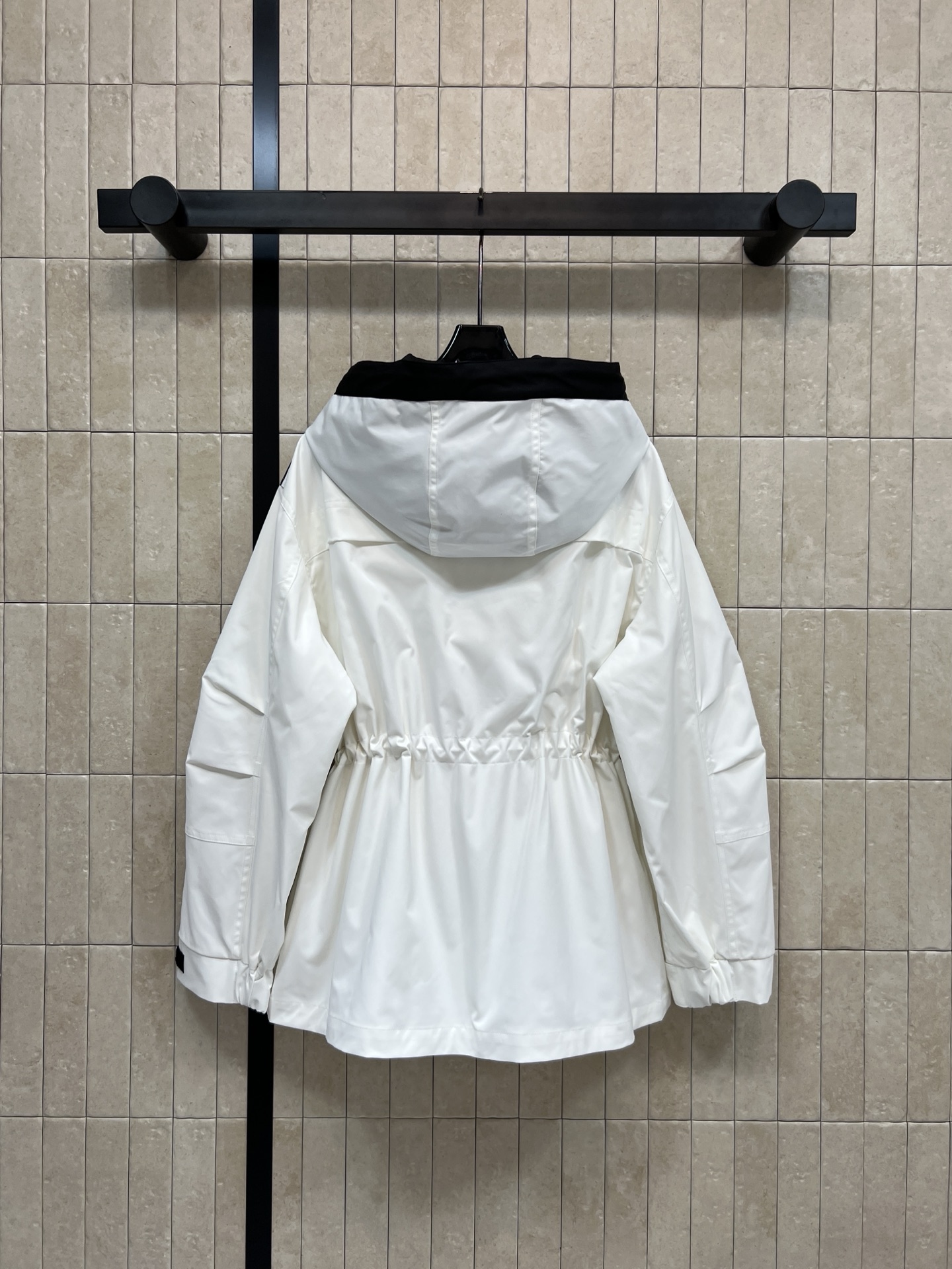 26春夏新款 黑白撞色连帽工装冲锋衣 连帽+抽绳收腰设计 实用又有型！多口袋超能装 日常通勤、户外都OK