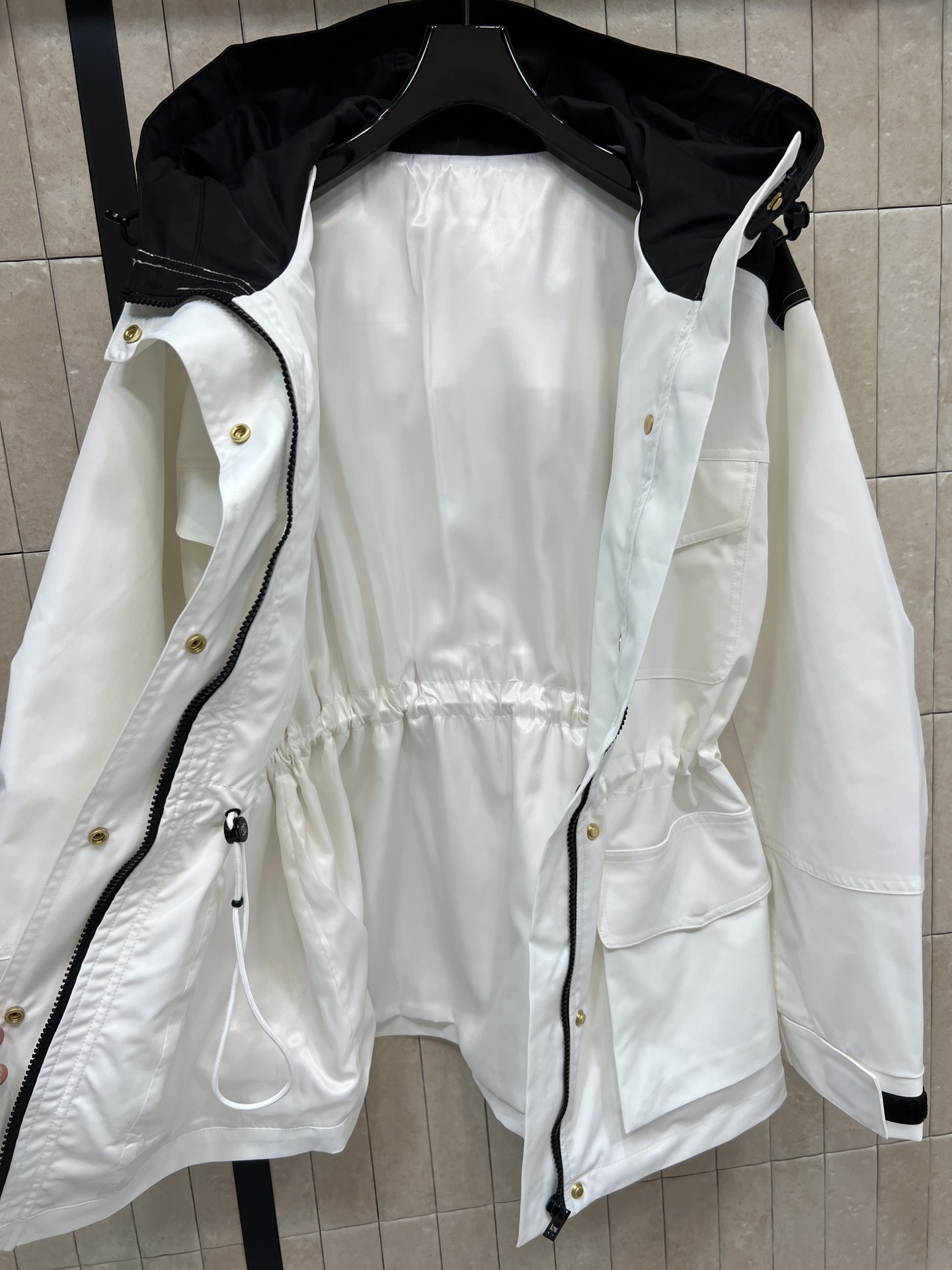 26春夏新款 黑白撞色连帽工装冲锋衣 连帽+抽绳收腰设计 实用又有型！多口袋超能装 日常通勤、户外都OK