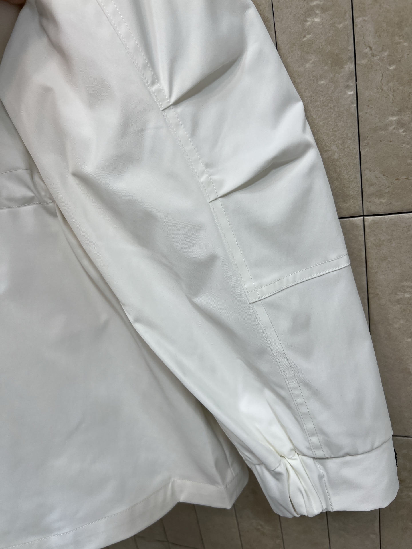 26春夏新款 黑白撞色连帽工装冲锋衣 连帽+抽绳收腰设计 实用又有型！多口袋超能装 日常通勤、户外都OK