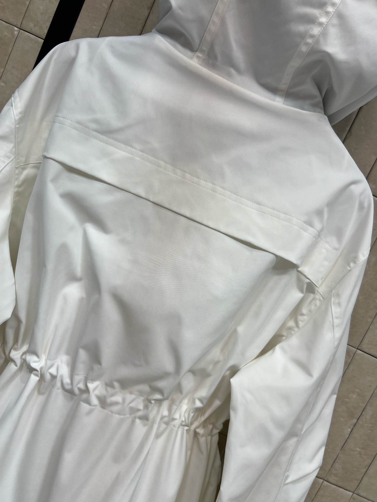 26春夏新款 黑白撞色连帽工装冲锋衣 连帽+抽绳收腰设计 实用又有型！多口袋超能装 日常通勤、户外都OK