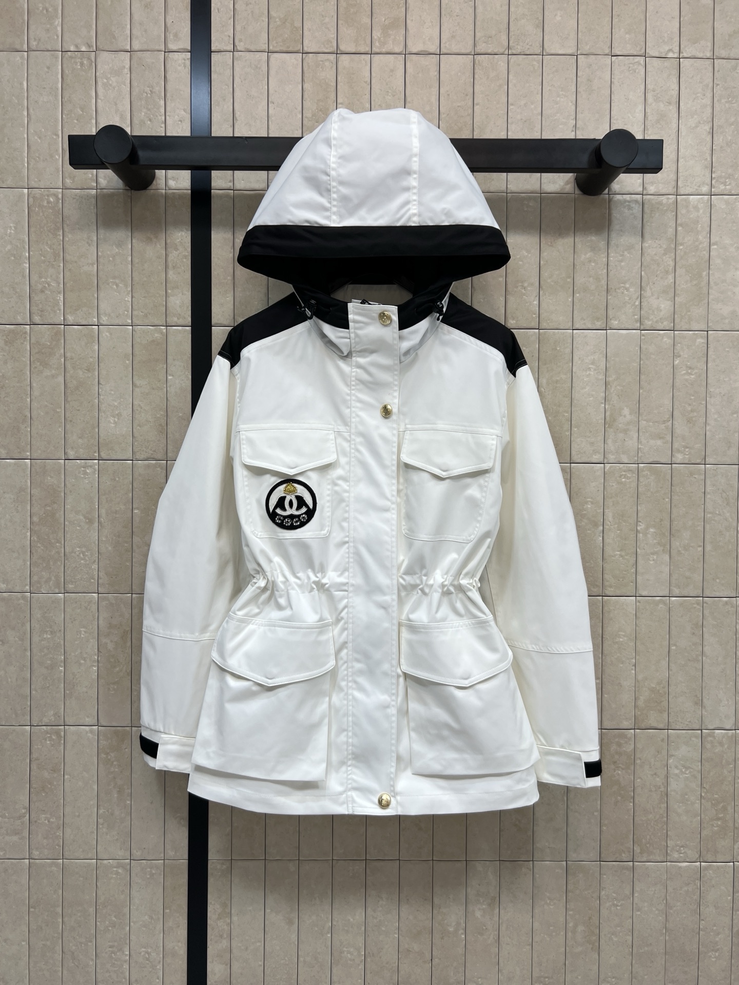 NO:739231,26 spring and summer new style, black and white contrasting color hooded work jacket, hooded + drawstring waist design, practical and stylish!  Multi-pockets are great for daily commuting and outdoor use. The fabric is windproof and waterproof. Just perfect for spring and autumn. The loose fit is very body-friendly. White with black details. Simple and fashionable. The brand embroidery on the chest is very recognizable. Wear it casually with casual pants or sneakers. You can easily get high street style!  Two colors and three sizes Size/S-M-L,,sneakers,hats,1986090926春夏新款 黑白撞色连帽工装冲锋衣 连帽+抽绳收腰设计 实用又有型！多口袋超能装 日常通勤、户外都OK 面料防风防水 春秋穿刚刚好 宽松版型对身材超友好 白色配黑色细节 简约又时髦 胸前品牌刺绣超有辨识度 随便搭休闲裤or运动鞋 轻松get高街风！两色三码 Size/S-M-L,,sneakers,hats,,Women's clothing