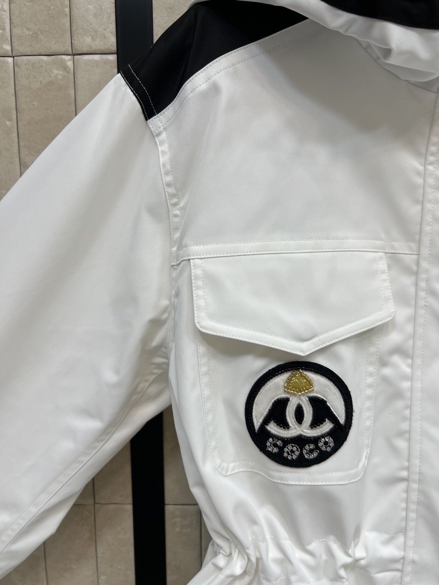 26春夏新款 黑白撞色连帽工装冲锋衣 连帽+抽绳收腰设计 实用又有型！多口袋超能装 日常通勤、户外都OK