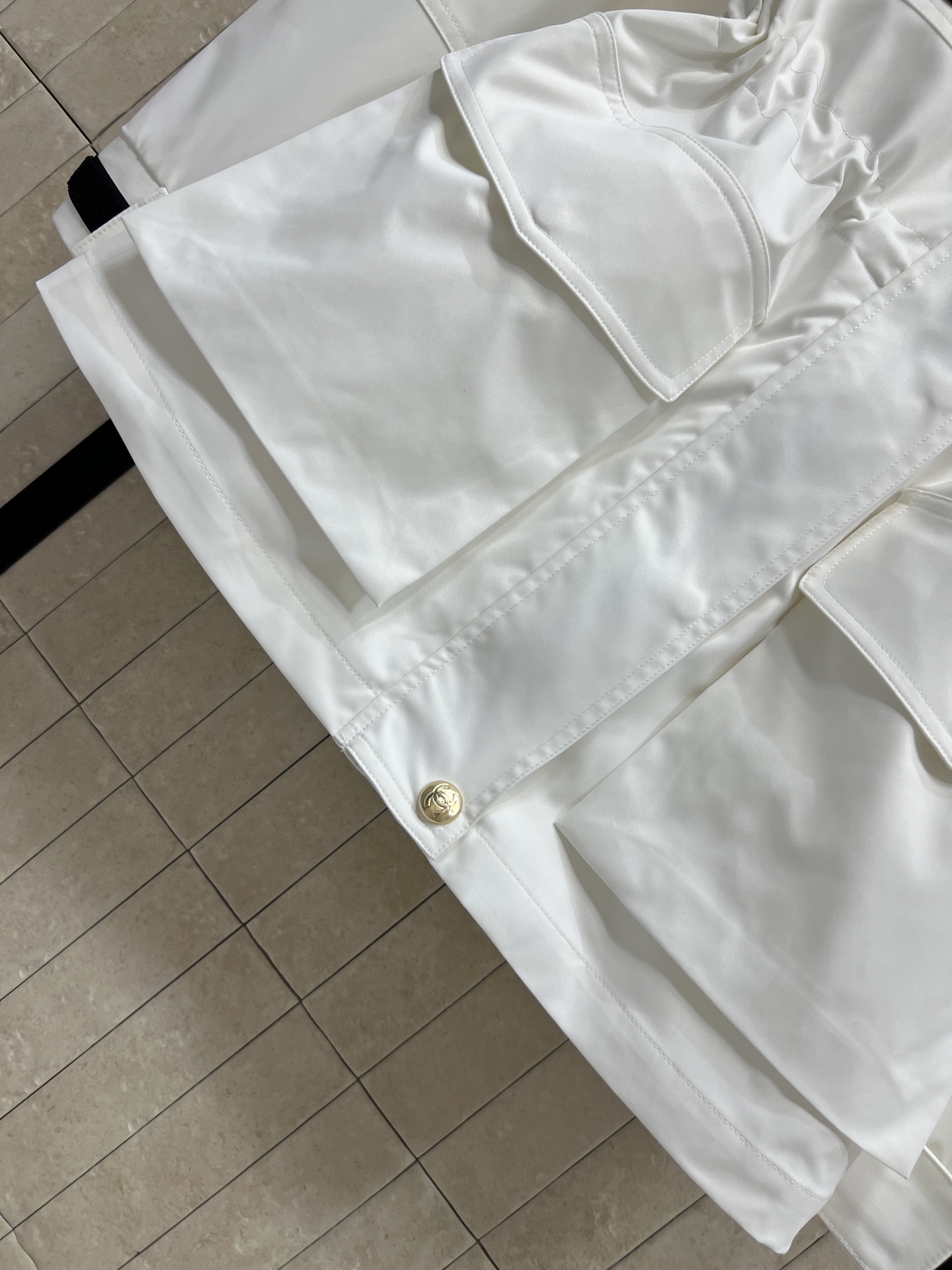 26春夏新款 黑白撞色连帽工装冲锋衣 连帽+抽绳收腰设计 实用又有型！多口袋超能装 日常通勤、户外都OK