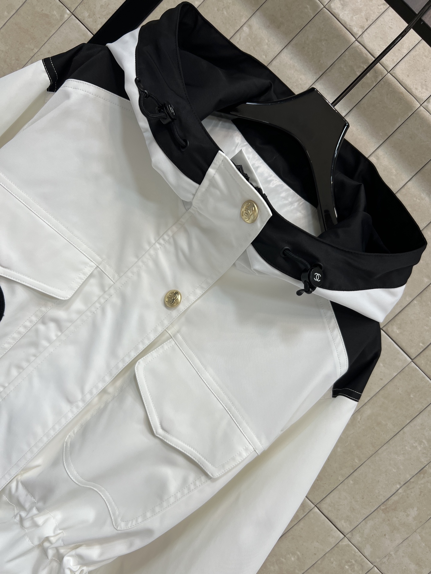 26春夏新款 黑白撞色连帽工装冲锋衣 连帽+抽绳收腰设计 实用又有型！多口袋超能装 日常通勤、户外都OK