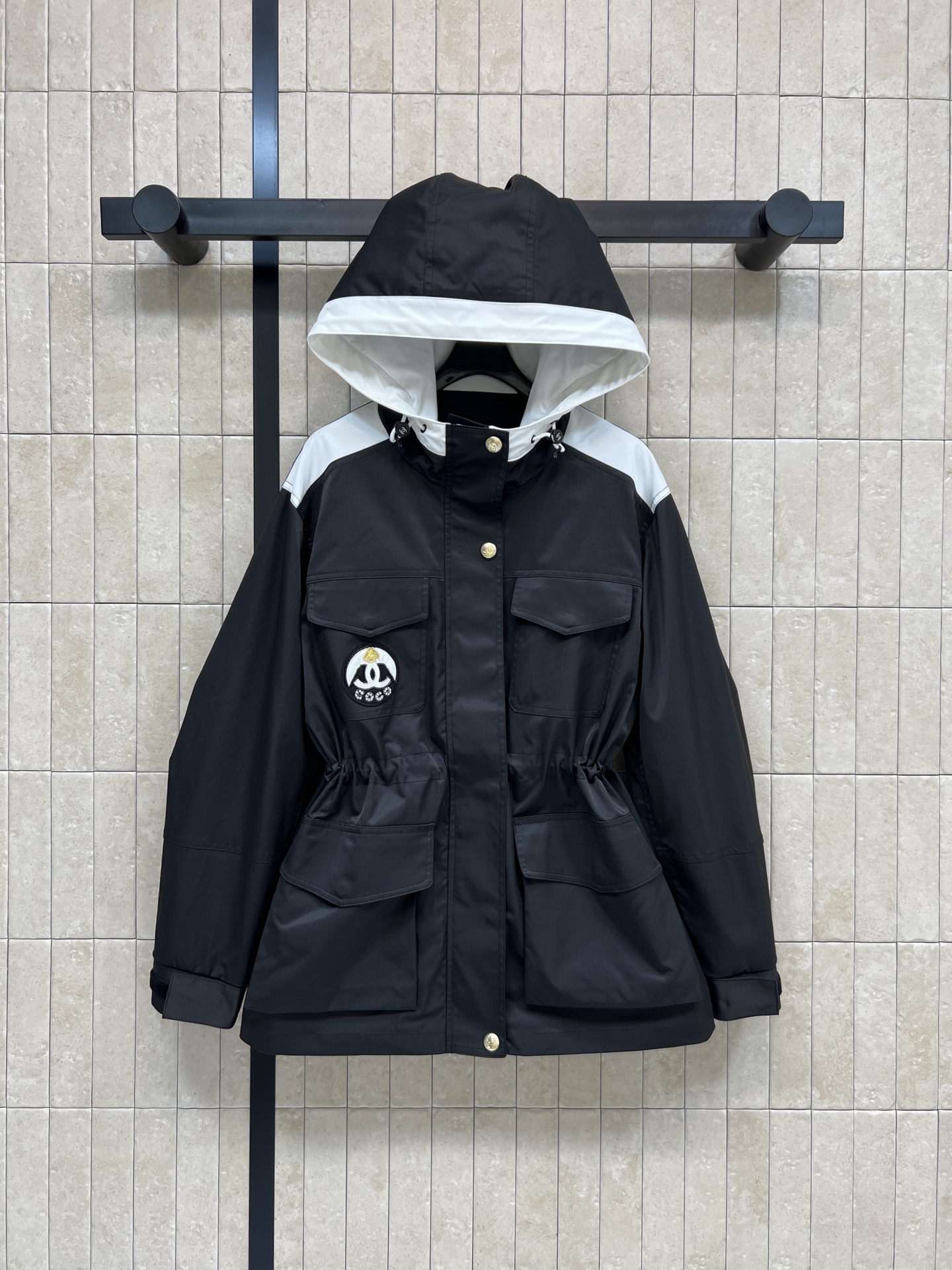 NO:722885,26 spring and summer new style, black and white contrasting color hooded work jacket, hooded + drawstring waist design, practical and stylish!  Multi-pockets are great for daily commuting and outdoor use. The fabric is windproof and waterproof. Just perfect for spring and autumn. The loose fit is very body-friendly. White with black details. Simple and fashionable. The brand embroidery on the chest is very recognizable. Wear it casually with casual pants or sneakers. You can easily get high street style!  Two colors and three sizes Size/S-M-L, Chanel-clothing, chanel, sneakers, hats,1986090926春夏新款 黑白撞色连帽工装冲锋衣 连帽+抽绳收腰设计 实用又有型！多口袋超能装 日常通勤、户外都OK 面料防风防水 春秋穿刚刚好 宽松版型对身材超友好 白色配黑色细节 简约又时髦 胸前品牌刺绣超有辨识度 随便搭休闲裤or运动鞋 轻松get高街风！两色三码 Size/S-M-L,香奈儿-服装,chanel,sneakers,hats,,Women's clothing