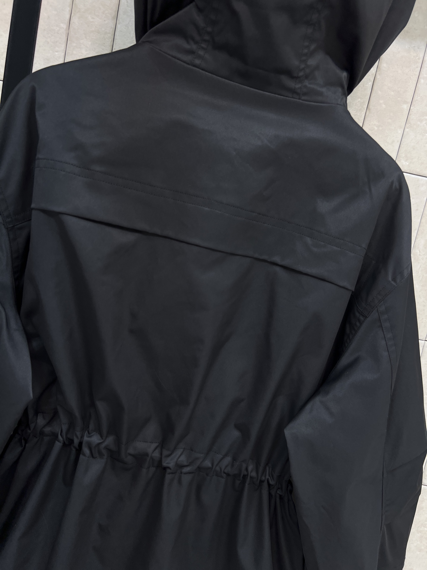 26春夏新款 黑白撞色连帽工装冲锋衣 连帽+抽绳收腰设计 实用又有型！多口袋超能装 日常通勤、户外都OK