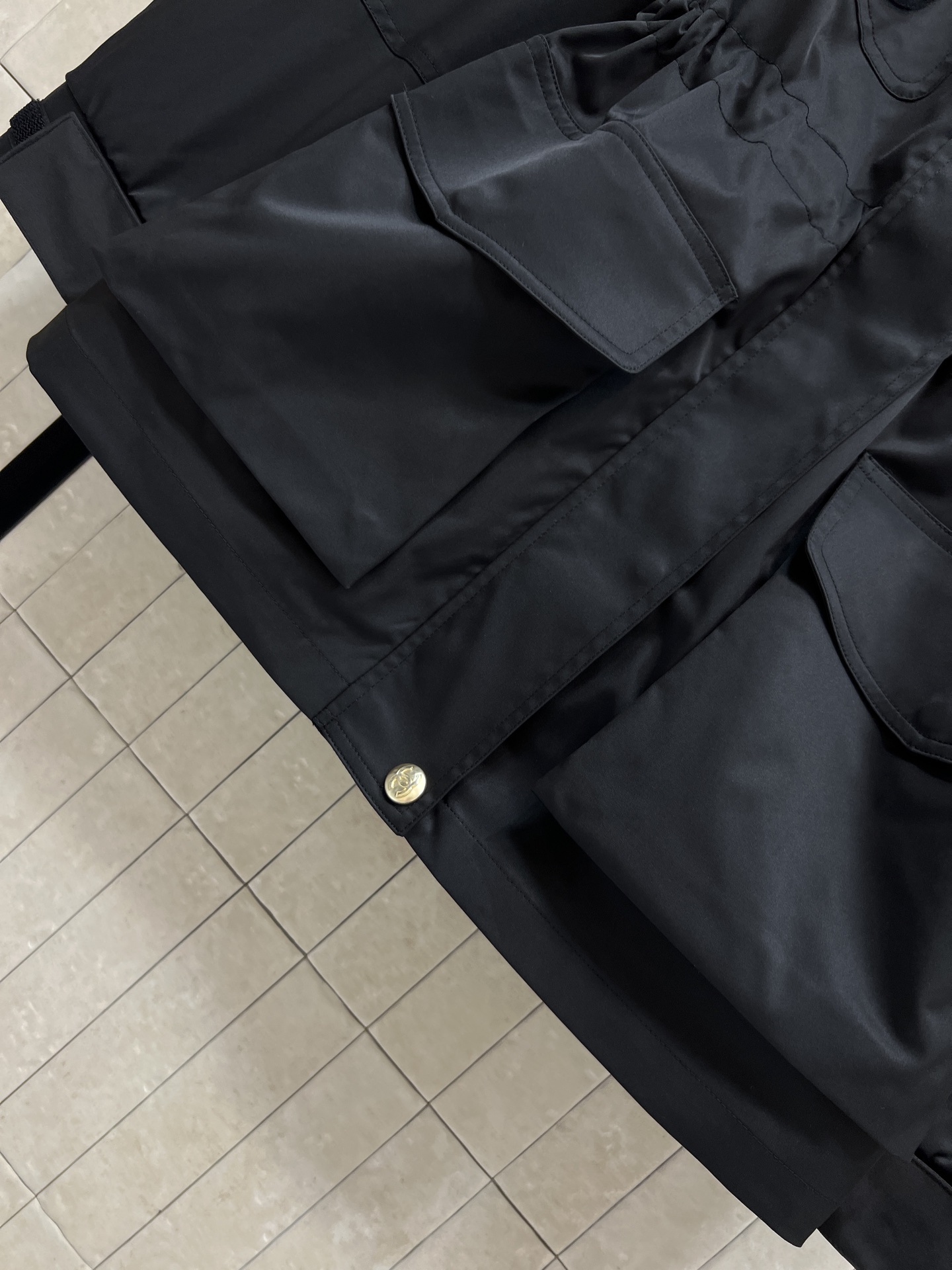 26春夏新款 黑白撞色连帽工装冲锋衣 连帽+抽绳收腰设计 实用又有型！多口袋超能装 日常通勤、户外都OK