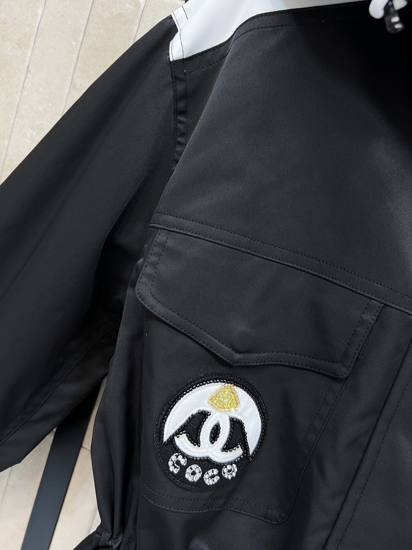 26春夏新款 黑白撞色连帽工装冲锋衣 连帽+抽绳收腰设计 实用又有型！多口袋超能装 日常通勤、户外都OK