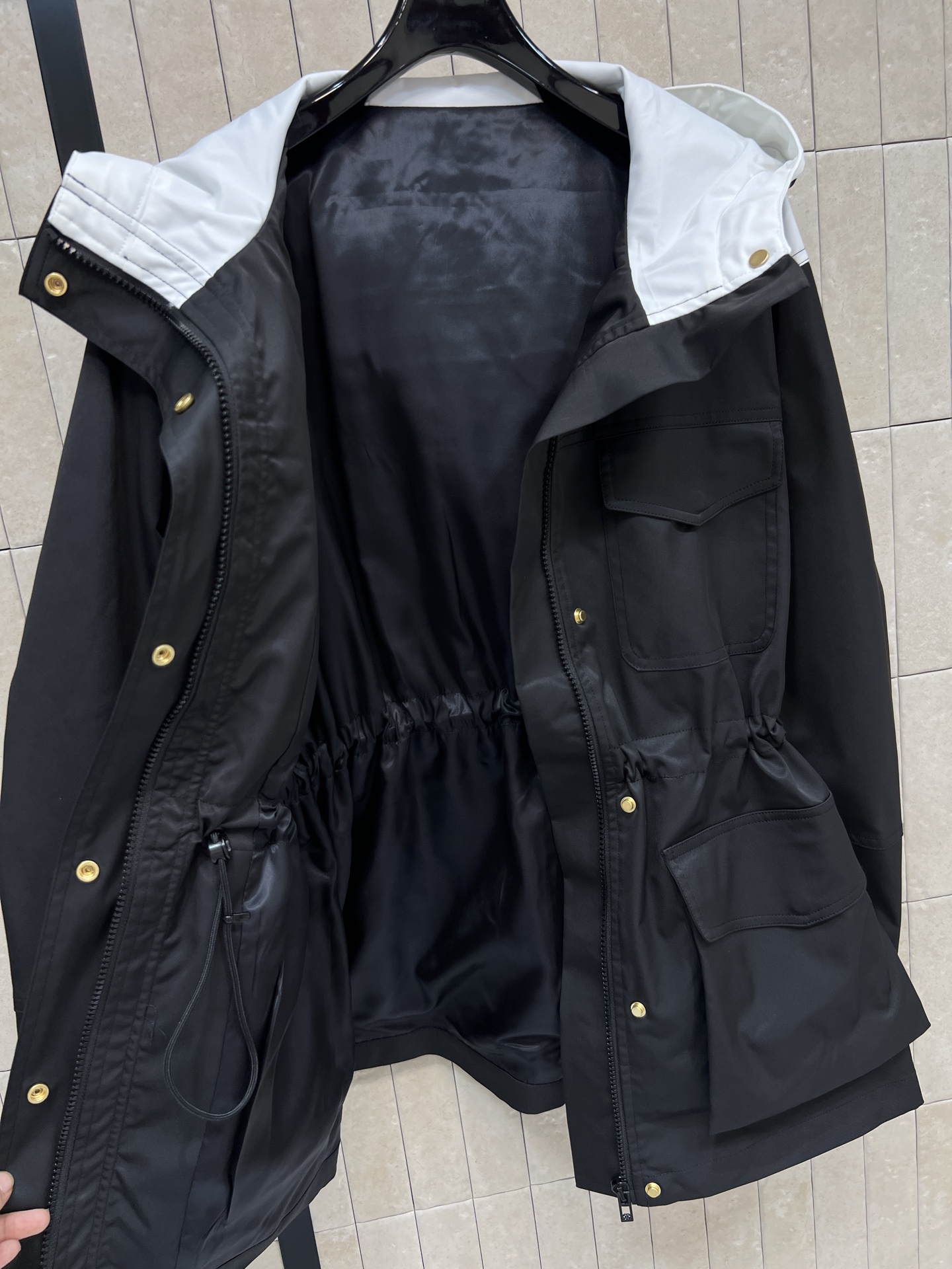 26春夏新款 黑白撞色连帽工装冲锋衣 连帽+抽绳收腰设计 实用又有型！多口袋超能装 日常通勤、户外都OK