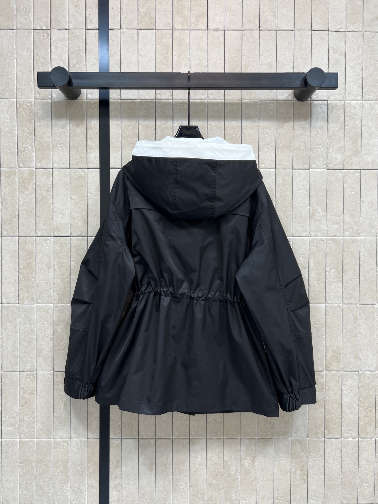 26春夏新款 黑白撞色连帽工装冲锋衣 连帽+抽绳收腰设计 实用又有型！多口袋超能装 日常通勤、户外都OK