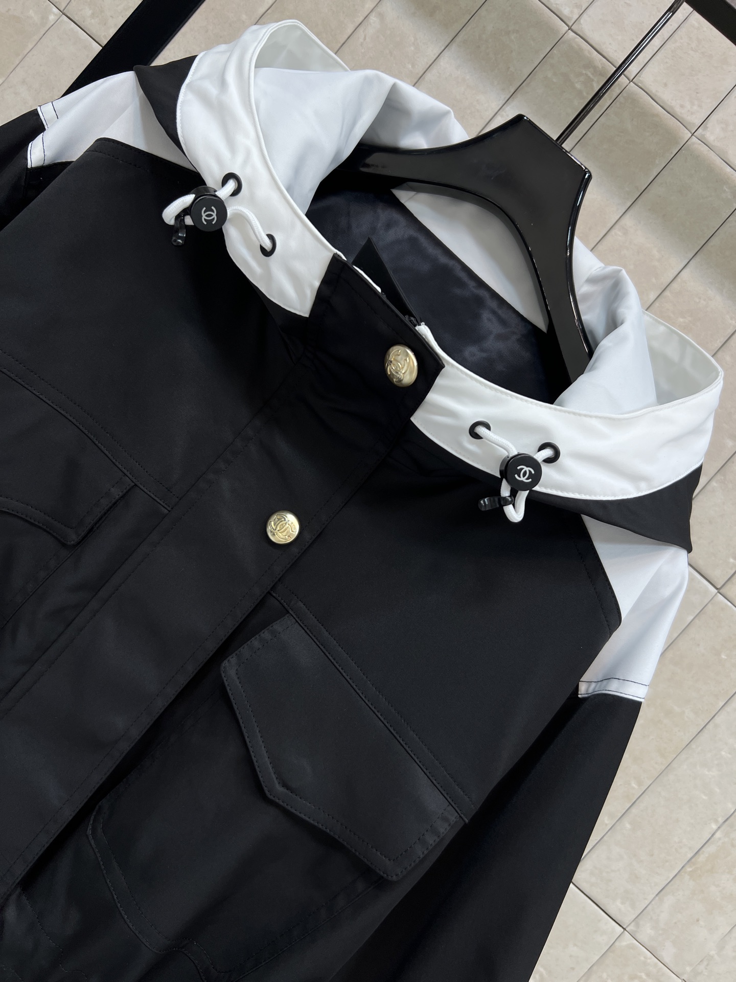 26春夏新款 黑白撞色连帽工装冲锋衣 连帽+抽绳收腰设计 实用又有型！多口袋超能装 日常通勤、户外都OK