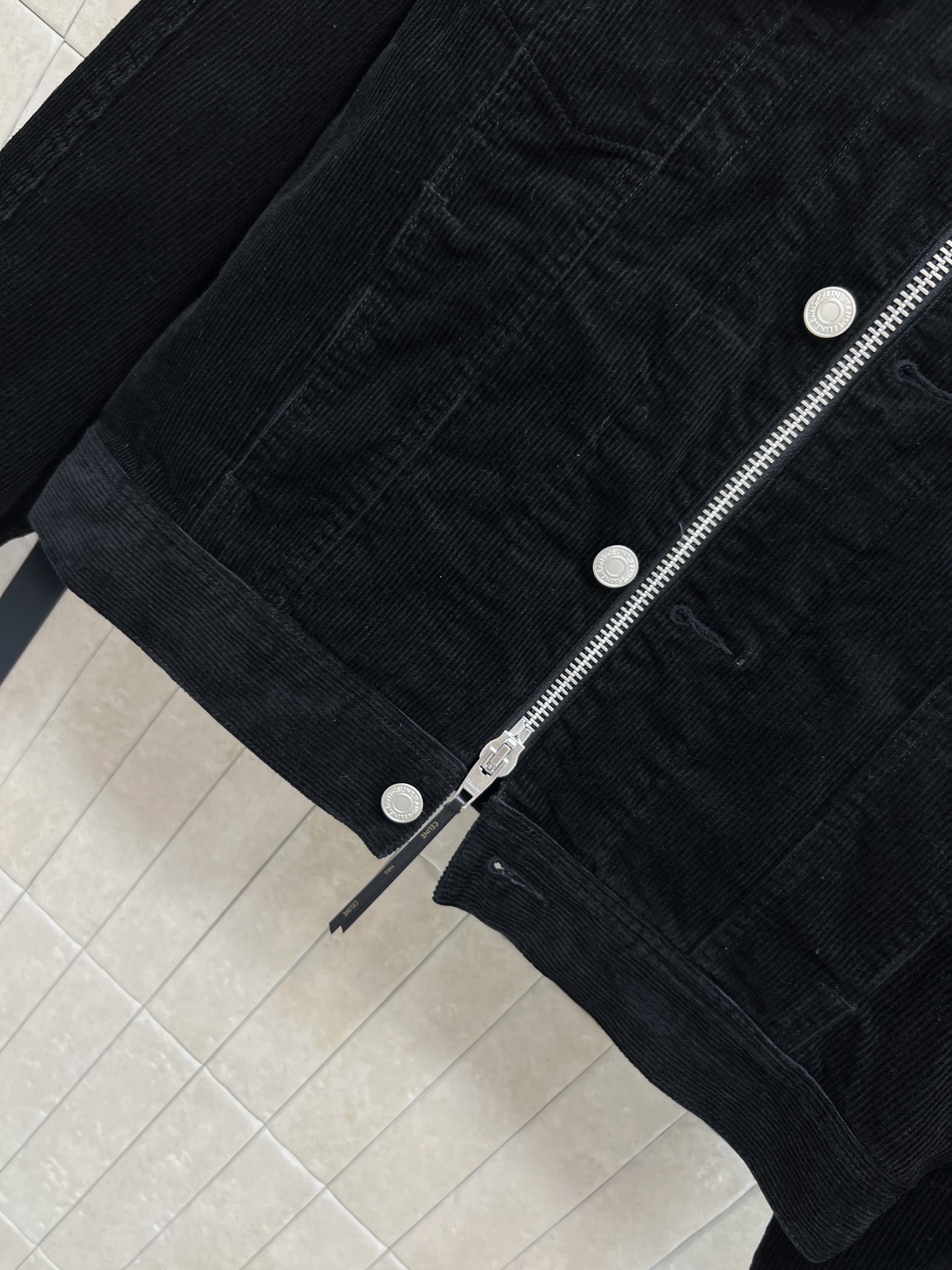 CE家 26春夏新款 黑色灯芯绒夹克外套 100%棉材质 柔软有垂感 复古黑色超有质感 短款版型+拉链+