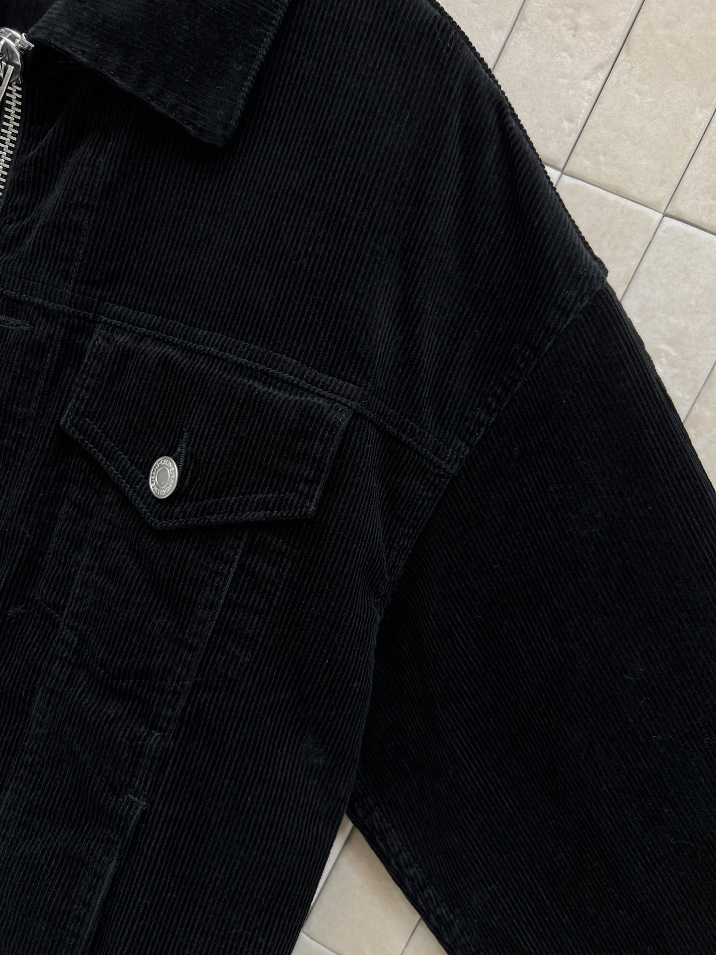 CE家 26春夏新款 黑色灯芯绒夹克外套 100%棉材质 柔软有垂感 复古黑色超有质感 短款版型+拉链+