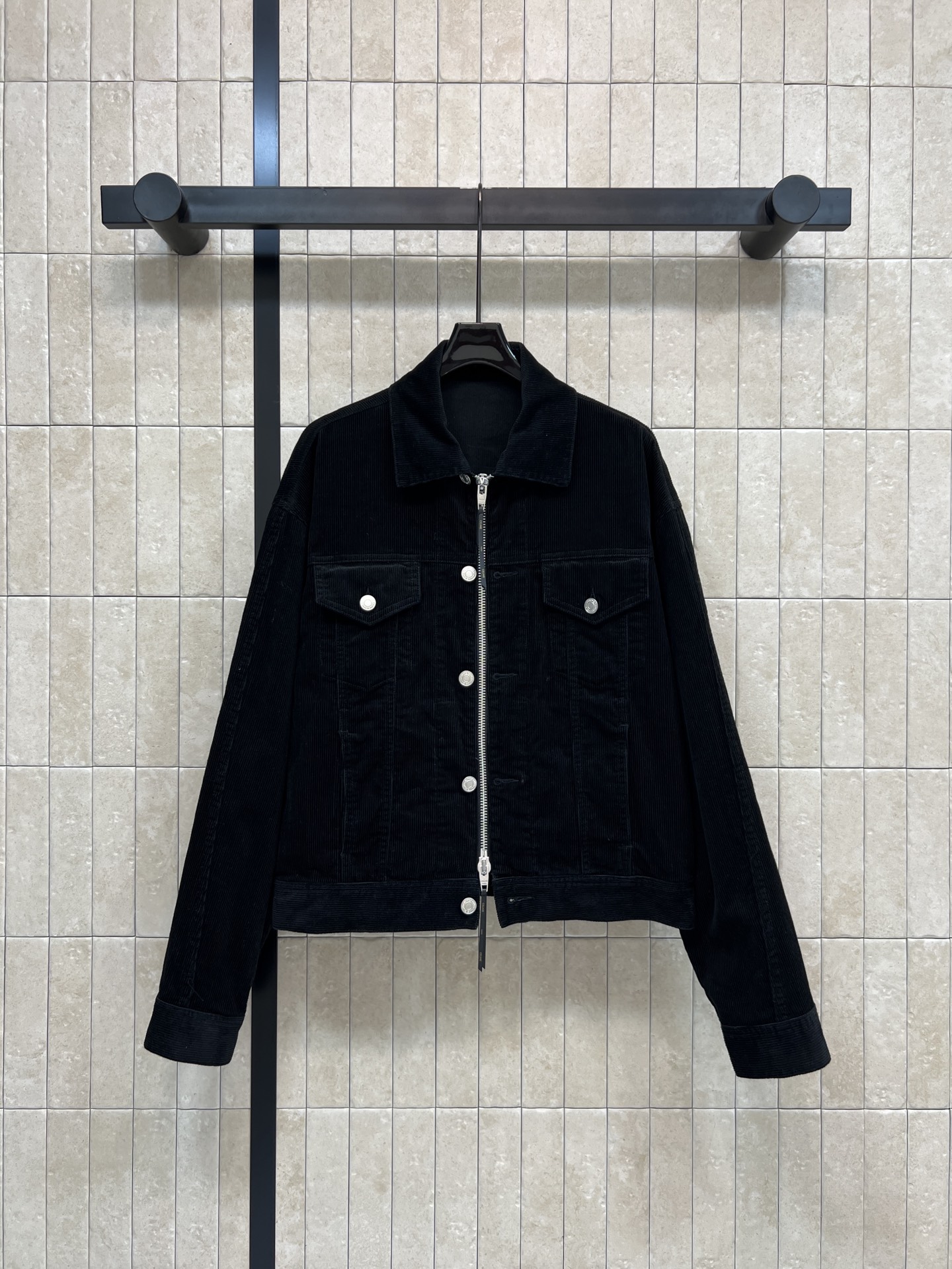 NO:739242,CE Home's 26 spring and summer new style black corduroy jacket, cotton material, soft and drapey, retro black with super texture, short version + zipper + logo button design, logo leather patch on the back, perfect details!  Low-key and elegant, it can be easily used for daily commuting and leisure. Pair it with jeans or straight pants for a retro and fashionable feel~ One color and three sizes Size/S-M-L,,jeans,jackets & coats,jackets & coats,19860909CE家 26春夏新款 黑色灯芯绒夹克外套 棉材质 柔软有垂感 复古黑色超有质感 短款版型+拉链+logo纽扣设计 背面logo皮革贴饰 细节满分！低调又贵气 日常通勤、休闲都能轻松驾驭 搭配牛仔裤或直筒裤 复古时髦感拿捏住啦~ 一色三码 Size/S-M-L,,jeans,jackets & coats,jackets & coats,,Women's clothing