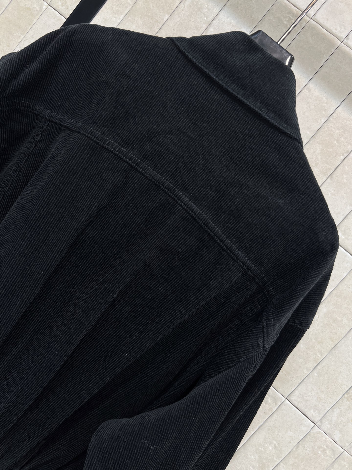 CE家 26春夏新款 黑色灯芯绒夹克外套 100%棉材质 柔软有垂感 复古黑色超有质感 短款版型+拉链+