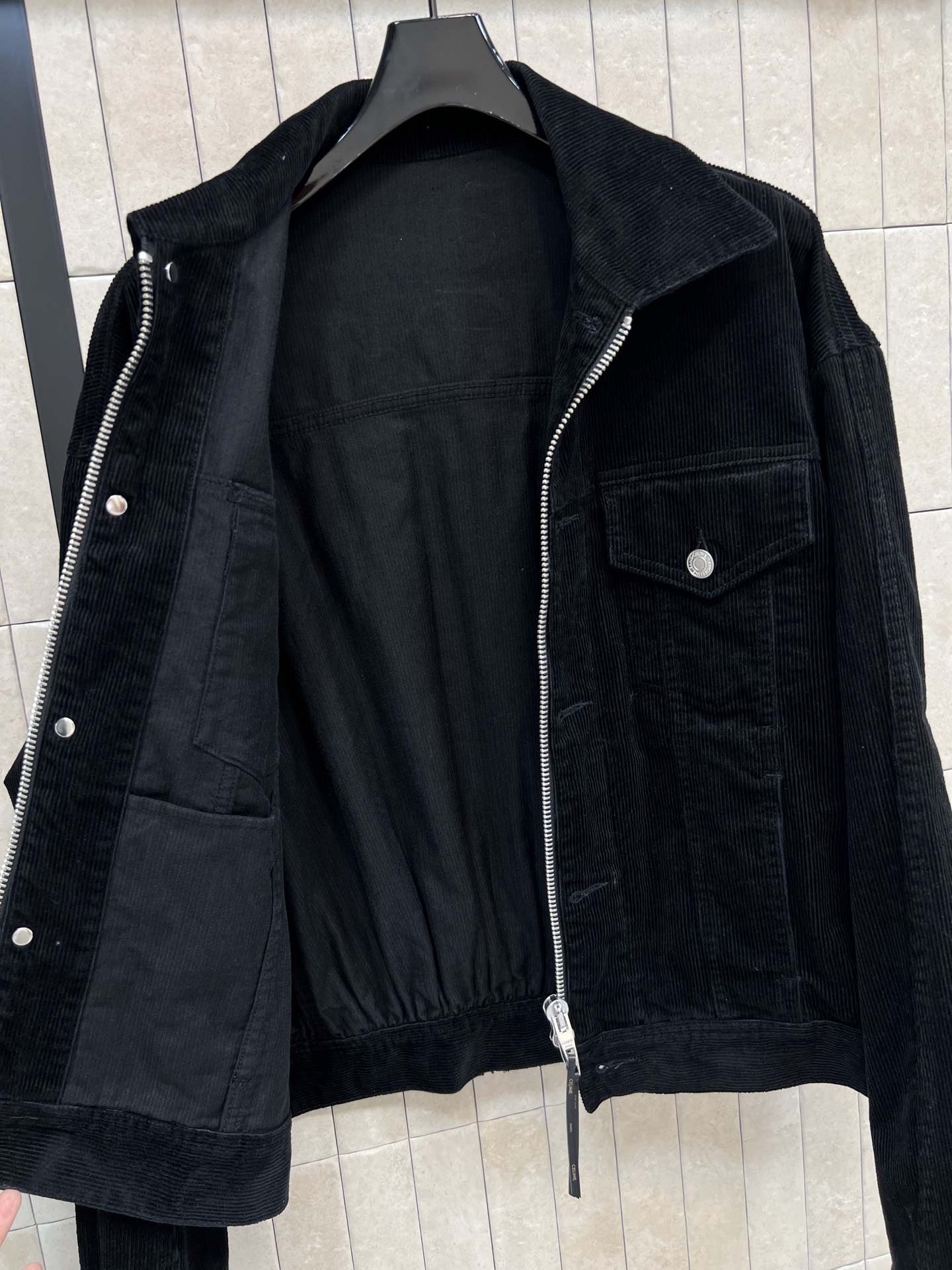 CE家 26春夏新款 黑色灯芯绒夹克外套 100%棉材质 柔软有垂感 复古黑色超有质感 短款版型+拉链+