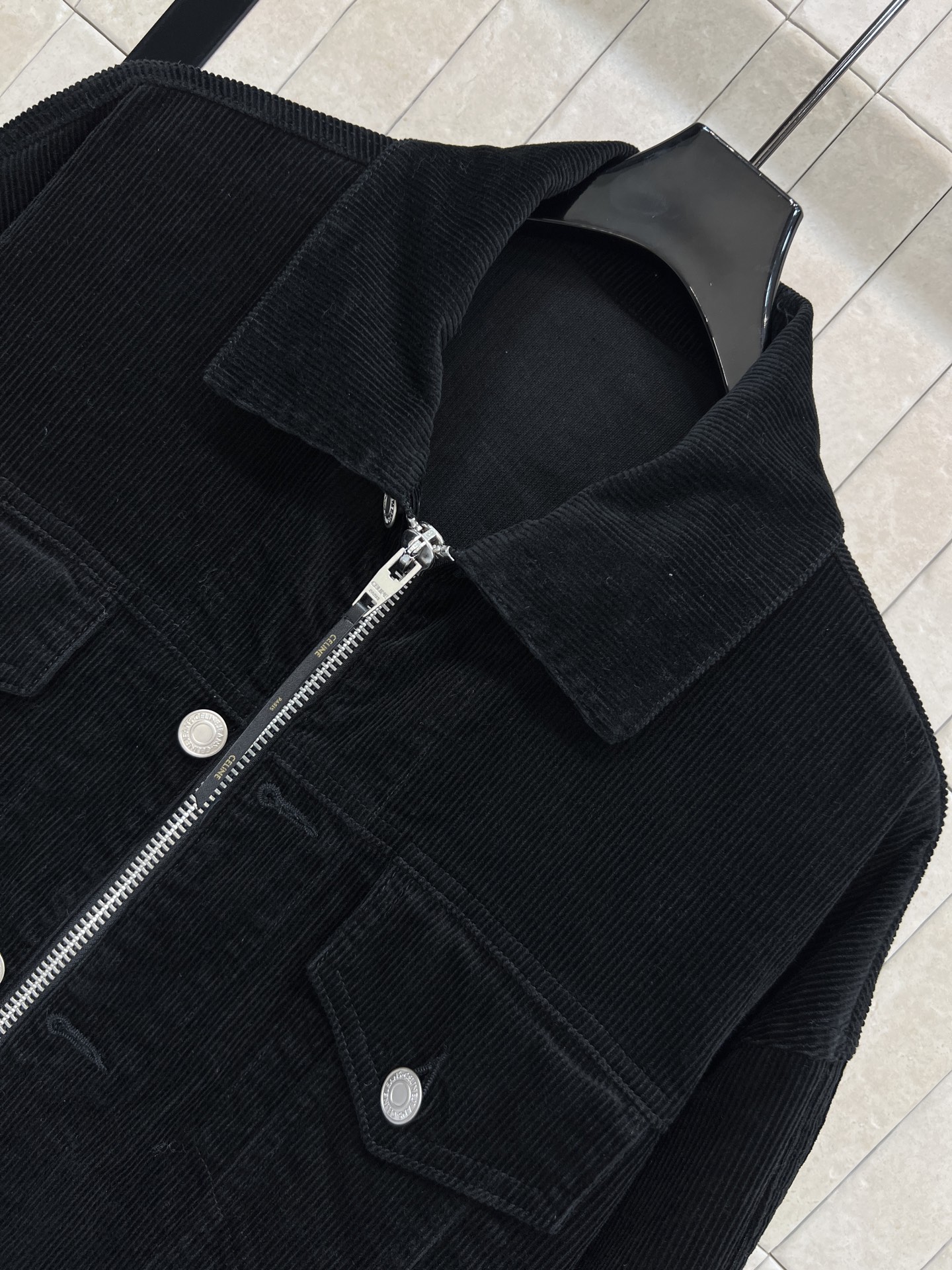 CE家 26春夏新款 黑色灯芯绒夹克外套 100%棉材质 柔软有垂感 复古黑色超有质感 短款版型+拉链+