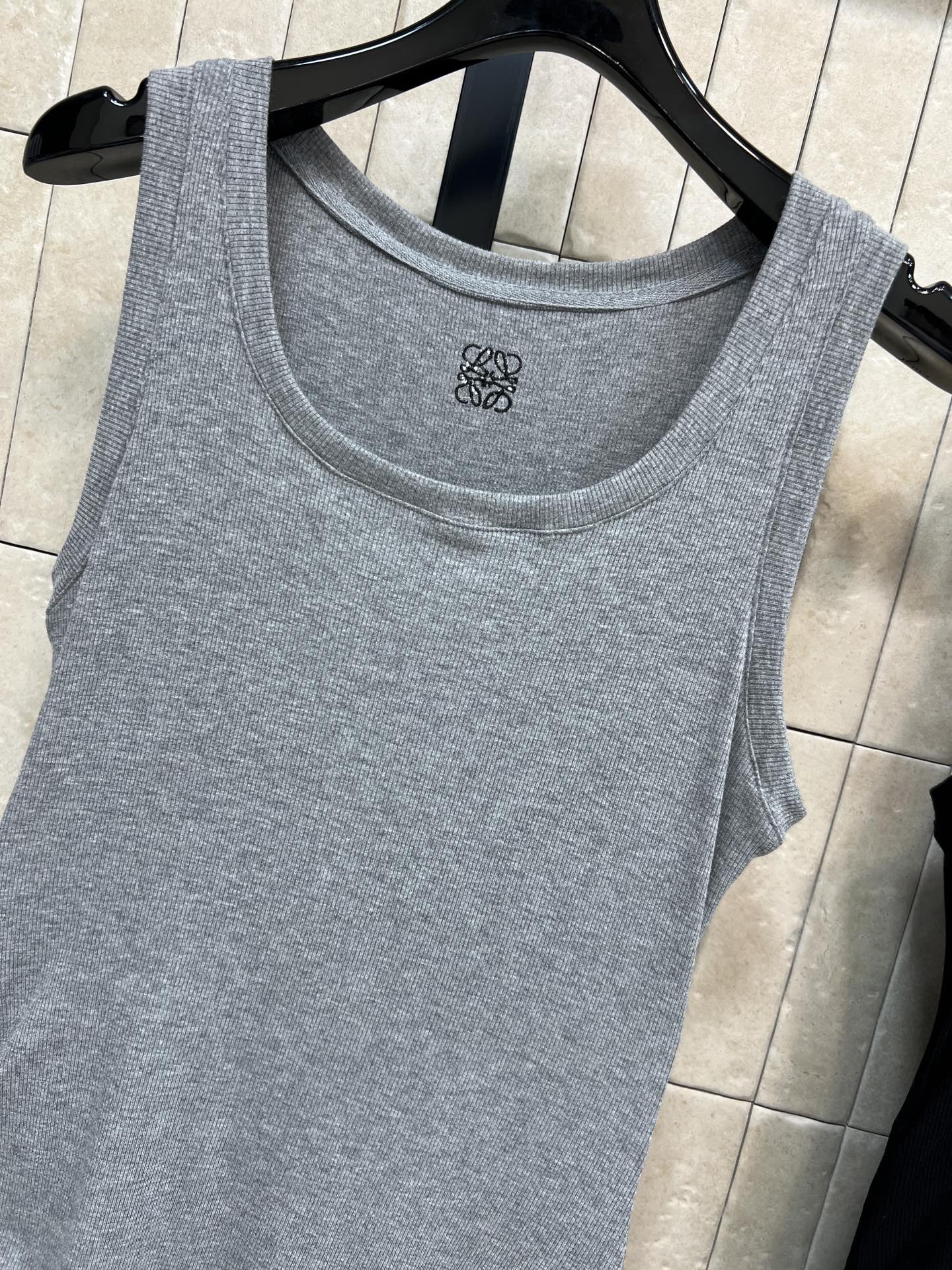 LW家 26春夏新款 针织不规则背心连衣裙 简约圆领无袖设计 弹力针织面料贴合身形 舒适又显瘦 裙摆不规