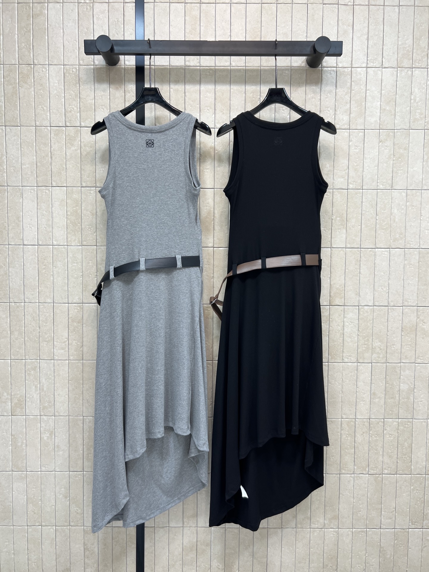 LW家 26春夏新款 针织不规则背心连衣裙 简约圆领无袖设计 弹力针织面料贴合身形 舒适又显瘦 裙摆不规