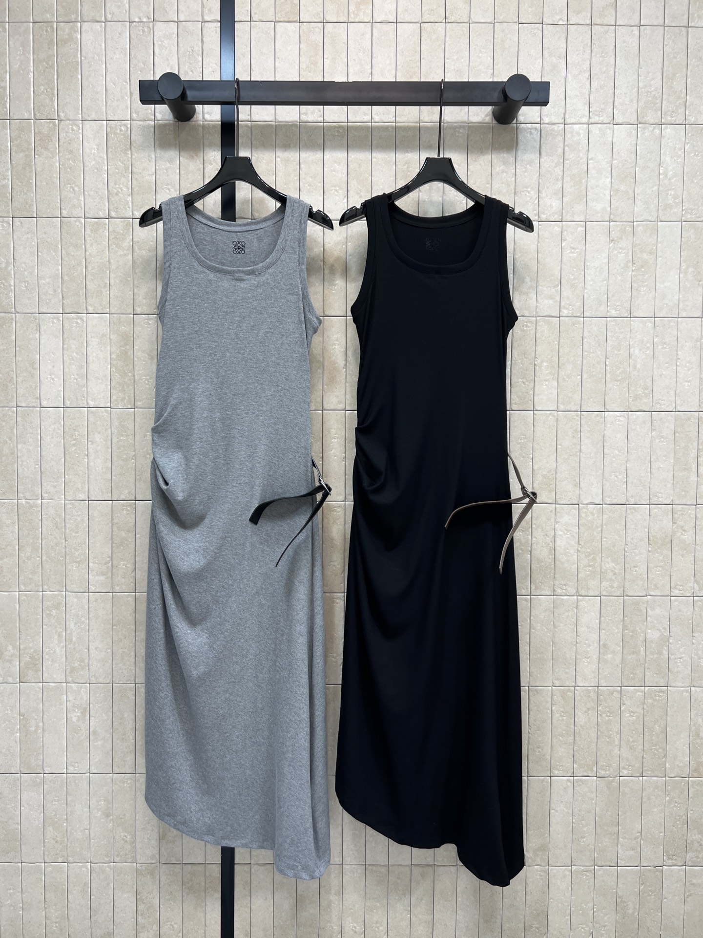 NO:739248,LW Home 26 Spring and Summer New Style Knitted Irregular Vest Dress Simple round neck sleeveless design Stretch knitted fabric fits the body shape, comfortable and slimming Irregular skirt design waist pleats + belt decorative details Full of layering Modify the leg lines and make movement more convenient Long skirt length It is OK to wear alone or layered with jackets in spring and autumn Can be easily managed for commuting, parties, and daily outings Elegant and casual style get! Two colors and three codes  Size/S-M-L,,skirts,jackets & coats,19860909LW家 26春夏新款 针织不规则背心连衣裙 简约圆领无袖设计 弹力针织面料贴合身形 舒适又显瘦 裙摆不规则设计腰间褶皱+腰带装饰细节 层次感满满 修饰腿部线条 活动更方便 长款裙长 春秋季节单穿或叠搭外套都很OK 通勤、聚会、日常出街都能轻松驾驭 优雅随性风格get! 两色三码 Size/S-M-L,,skirts,jackets & coats,,Women's clothing