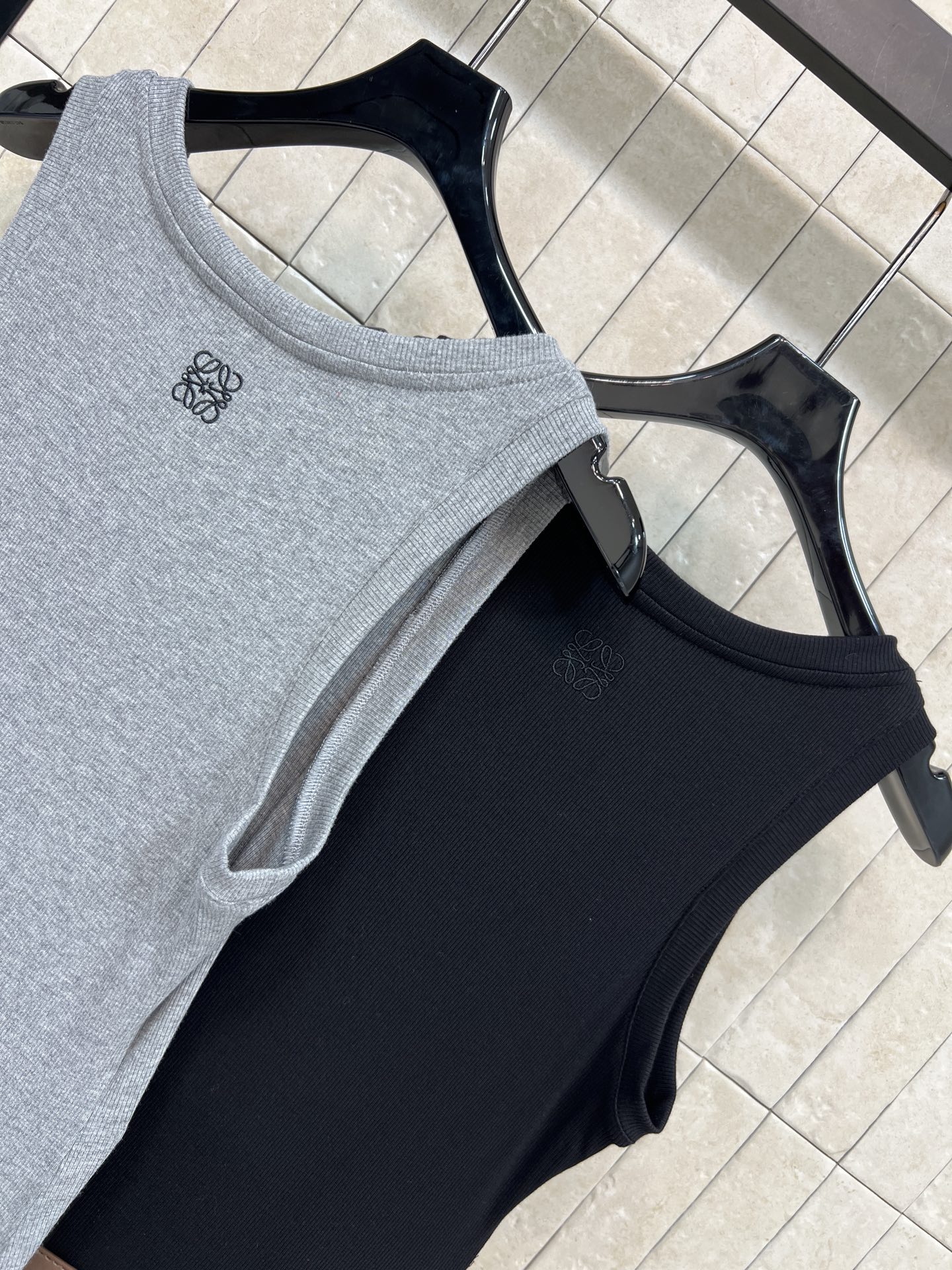 LW家 26春夏新款 针织不规则背心连衣裙 简约圆领无袖设计 弹力针织面料贴合身形 舒适又显瘦 裙摆不规