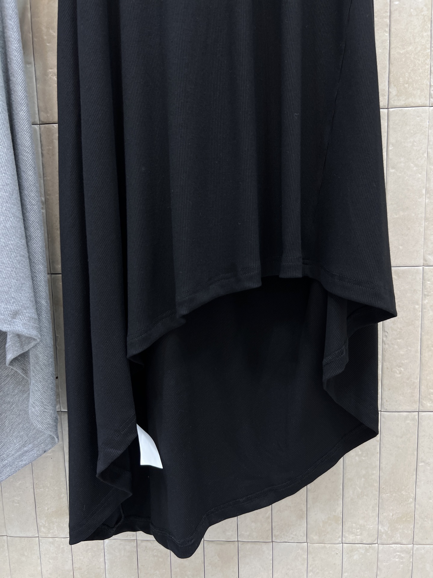 LW家 26春夏新款 针织不规则背心连衣裙 简约圆领无袖设计 弹力针织面料贴合身形 舒适又显瘦 裙摆不规