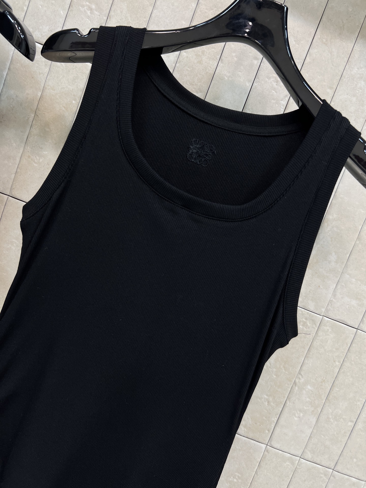 LW家 26春夏新款 针织不规则背心连衣裙 简约圆领无袖设计 弹力针织面料贴合身形 舒适又显瘦 裙摆不规