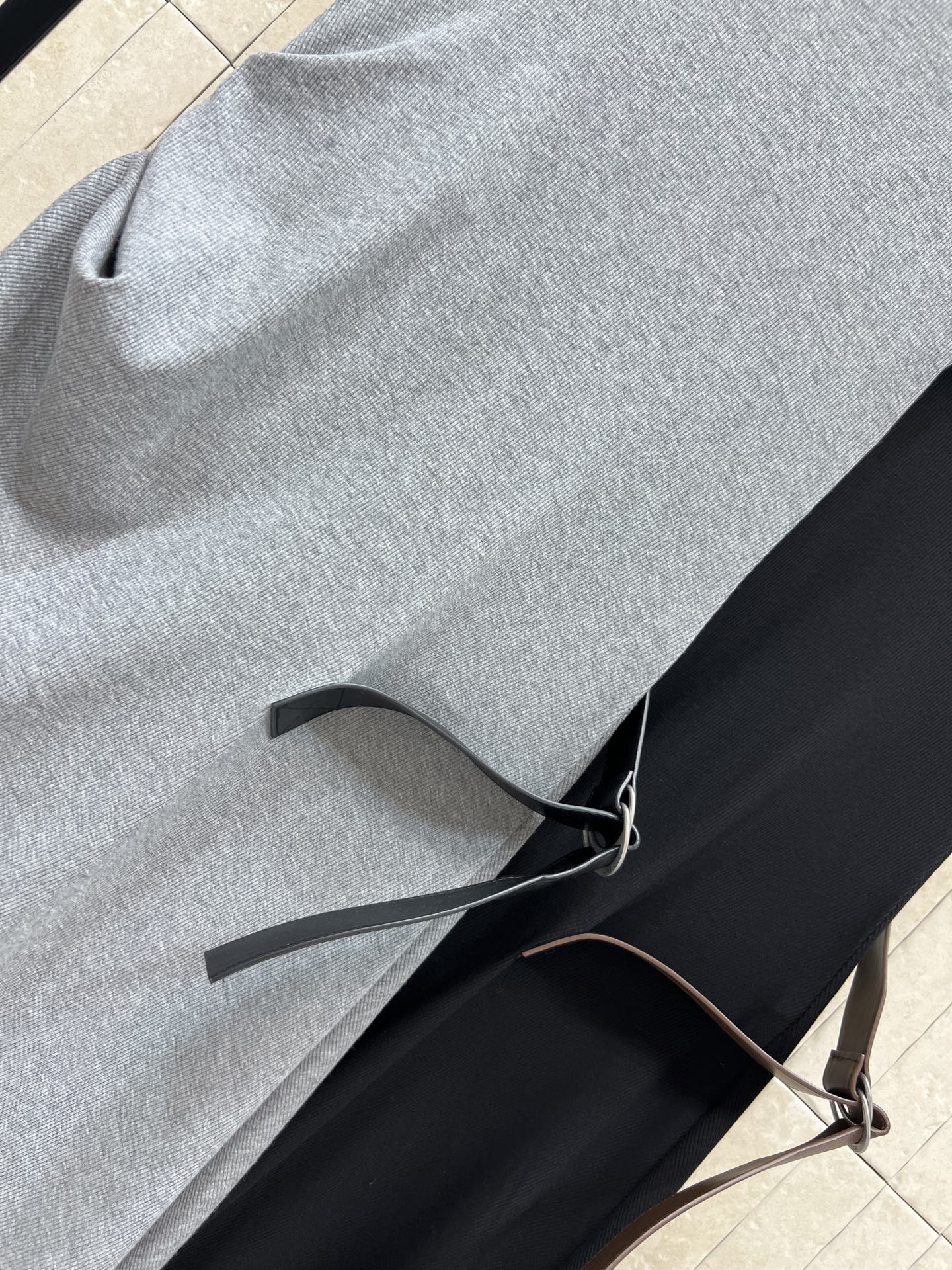 LW家 26春夏新款 针织不规则背心连衣裙 简约圆领无袖设计 弹力针织面料贴合身形 舒适又显瘦 裙摆不规