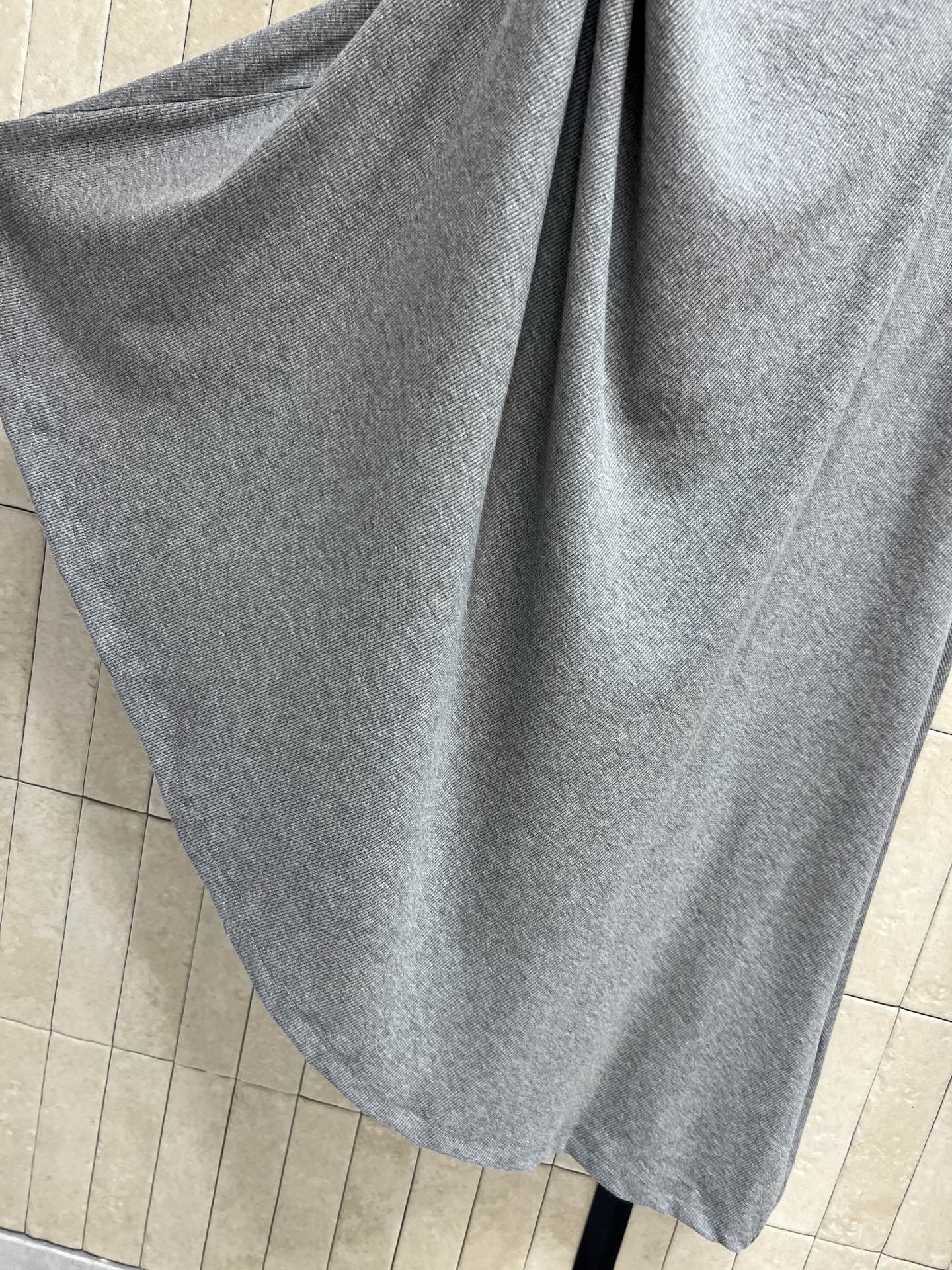 LW家 26春夏新款 针织不规则背心连衣裙 简约圆领无袖设计 弹力针织面料贴合身形 舒适又显瘦 裙摆不规