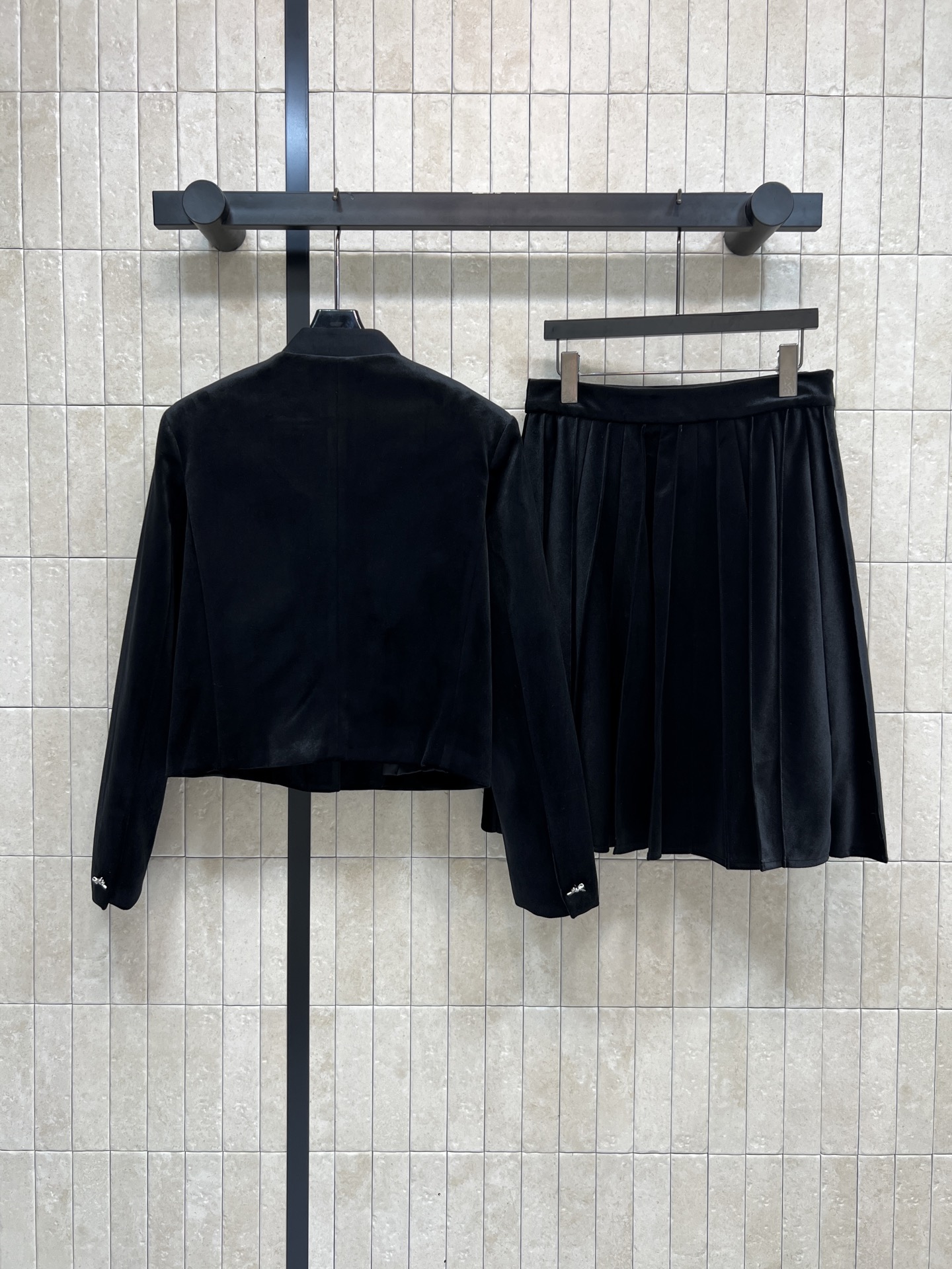 26春夏新款 黑色丝绒套装 短款外套+百褶短裙 质感细腻有光泽 金属蝴蝶结🎀纽扣+链条装饰超有设计感！短